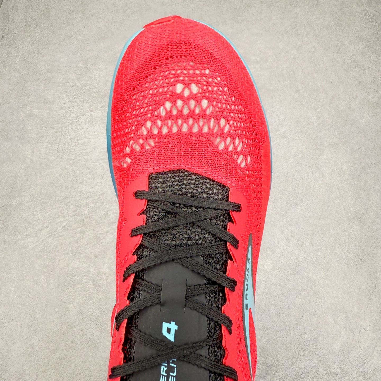 图片[4]-Brooks Hyperion Elite 布鲁克斯龙卷风4代舒适百搭运动低帮马拉松跑步鞋 男女同款 Brooks 四大跑鞋之一 百年品牌 跑鞋从外形上基本就能判断这是一款速度跑鞋 简洁干练的外形结构和极强的运动流线型看着非常有速度感 上脚的第一感觉是非常轻 美码9码的鞋单只206g不到 从个人偏好来说 200g左右的竞速鞋最具安全感 鞋面采用单层网布 很薄 前掌使用了大量开放式网眼 排气直接快速 透气性上乘 鞋舌也是轻量化设计 仅为一层麂皮 和脚背完美贴合 鞋舌中央有个防偏穿孔 从实际穿着来看 通常鞋舌都是外偏 如果是防偏穿孔位于中心 防偏效果其实并不十分有效 如果采用趋外侧的偏心设计更有效 鞋帮泡棉填充量不大 但非常紧凑 贴合舒适 包裹稳固 内置硬质TPU保证必要的稳定性 跑鞋中底采用的是DNA FLASH科技材料 DNA FLASH中底科技 是Brooks第一款将氮气注入中底的创新科技 主要原理是借助“超临界流体”发泡技术 将液态氮稳定的转化为气态氮 并使其均匀地形成无数紧密贴合的密闭式气囊结构 尺码：36 36.5 37.5 38 38.5 39 40 40.5 41 42 42.5 43 44 44.5 45 46-选品中心