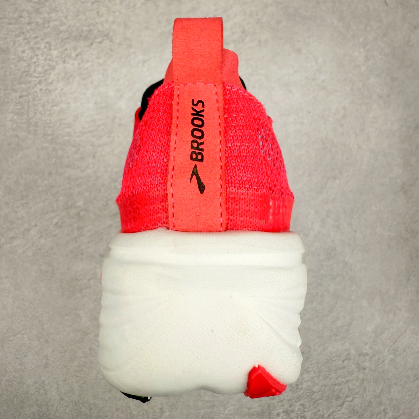 图片[8]-Brooks Hyperion Elite 布鲁克斯龙卷风4代舒适百搭运动低帮马拉松跑步鞋 男女同款 Brooks 四大跑鞋之一 百年品牌 跑鞋从外形上基本就能判断这是一款速度跑鞋 简洁干练的外形结构和极强的运动流线型看着非常有速度感 上脚的第一感觉是非常轻 美码9码的鞋单只206g不到 从个人偏好来说 200g左右的竞速鞋最具安全感 鞋面采用单层网布 很薄 前掌使用了大量开放式网眼 排气直接快速 透气性上乘 鞋舌也是轻量化设计 仅为一层麂皮 和脚背完美贴合 鞋舌中央有个防偏穿孔 从实际穿着来看 通常鞋舌都是外偏 如果是防偏穿孔位于中心 防偏效果其实并不十分有效 如果采用趋外侧的偏心设计更有效 鞋帮泡棉填充量不大 但非常紧凑 贴合舒适 包裹稳固 内置硬质TPU保证必要的稳定性 跑鞋中底采用的是DNA FLASH科技材料 DNA FLASH中底科技 是Brooks第一款将氮气注入中底的创新科技 主要原理是借助“超临界流体”发泡技术 将液态氮稳定的转化为气态氮 并使其均匀地形成无数紧密贴合的密闭式气囊结构 尺码：36 36.5 37.5 38 38.5 39 40 40.5 41 42 42.5 43 44 44.5 45 46-选品中心