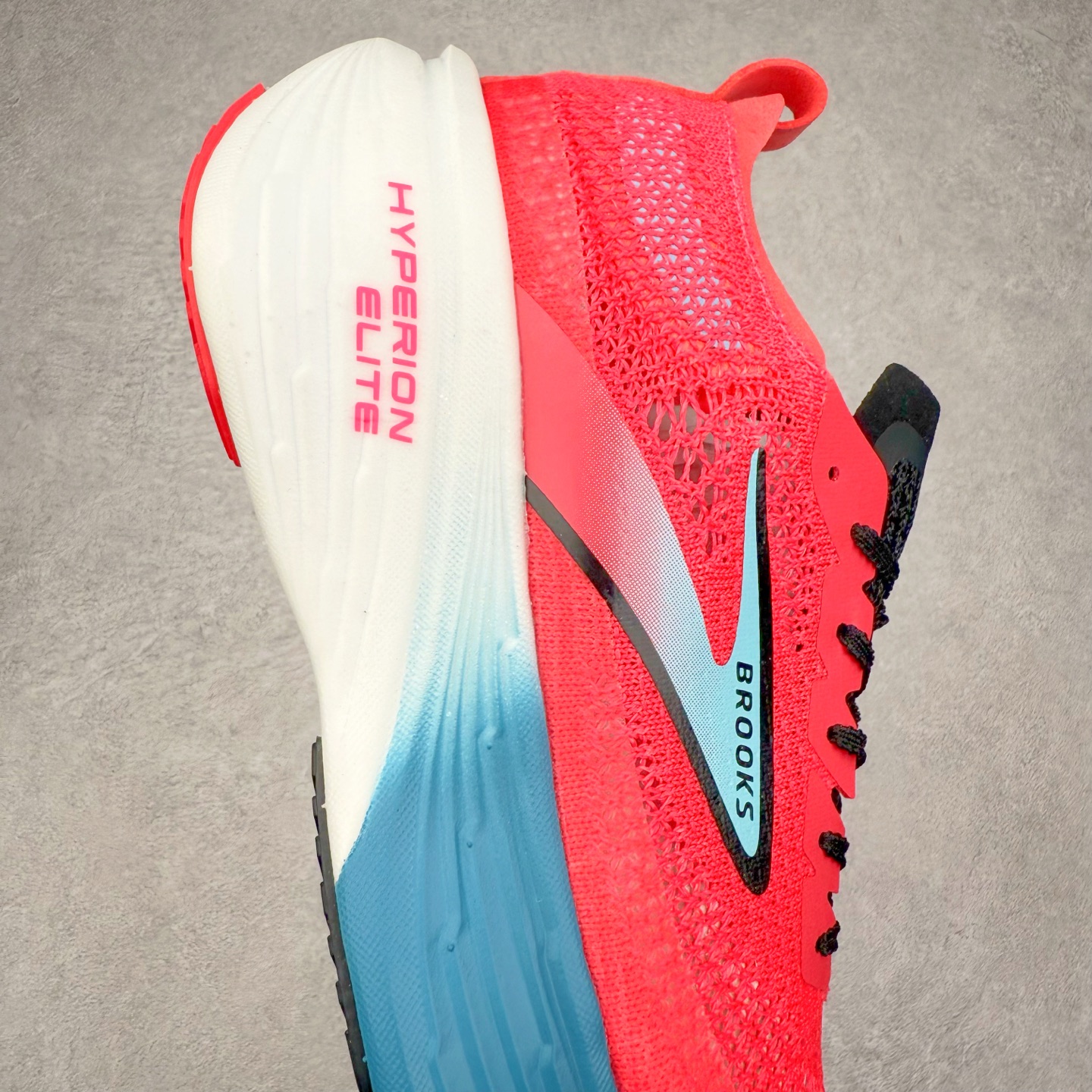 图片[6]-Brooks Hyperion Elite 布鲁克斯龙卷风4代舒适百搭运动低帮马拉松跑步鞋 男女同款 Brooks 四大跑鞋之一 百年品牌 跑鞋从外形上基本就能判断这是一款速度跑鞋 简洁干练的外形结构和极强的运动流线型看着非常有速度感 上脚的第一感觉是非常轻 美码9码的鞋单只206g不到 从个人偏好来说 200g左右的竞速鞋最具安全感 鞋面采用单层网布 很薄 前掌使用了大量开放式网眼 排气直接快速 透气性上乘 鞋舌也是轻量化设计 仅为一层麂皮 和脚背完美贴合 鞋舌中央有个防偏穿孔 从实际穿着来看 通常鞋舌都是外偏 如果是防偏穿孔位于中心 防偏效果其实并不十分有效 如果采用趋外侧的偏心设计更有效 鞋帮泡棉填充量不大 但非常紧凑 贴合舒适 包裹稳固 内置硬质TPU保证必要的稳定性 跑鞋中底采用的是DNA FLASH科技材料 DNA FLASH中底科技 是Brooks第一款将氮气注入中底的创新科技 主要原理是借助“超临界流体”发泡技术 将液态氮稳定的转化为气态氮 并使其均匀地形成无数紧密贴合的密闭式气囊结构 尺码：36 36.5 37.5 38 38.5 39 40 40.5 41 42 42.5 43 44 44.5 45 46-选品中心