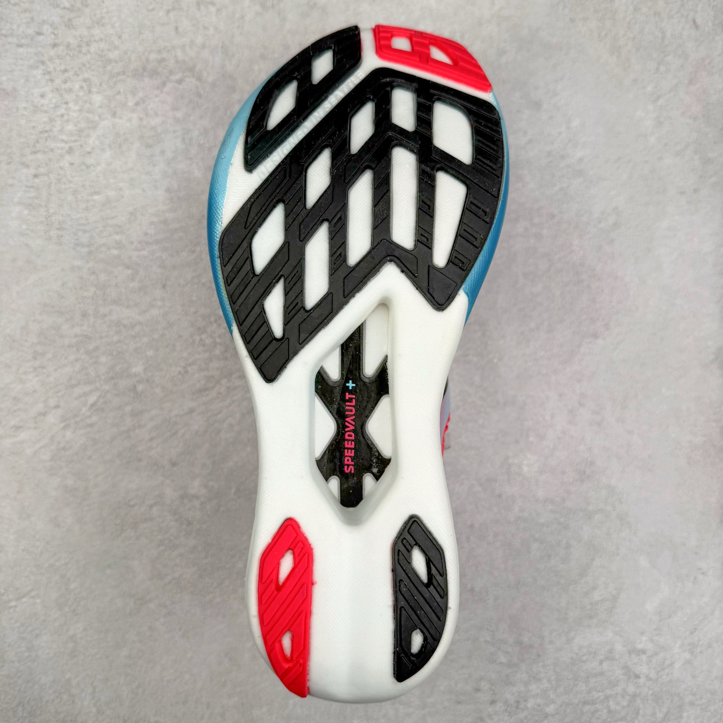 图片[9]-Brooks Hyperion Elite 布鲁克斯龙卷风4代舒适百搭运动低帮马拉松跑步鞋 男女同款 Brooks 四大跑鞋之一 百年品牌 跑鞋从外形上基本就能判断这是一款速度跑鞋 简洁干练的外形结构和极强的运动流线型看着非常有速度感 上脚的第一感觉是非常轻 美码9码的鞋单只206g不到 从个人偏好来说 200g左右的竞速鞋最具安全感 鞋面采用单层网布 很薄 前掌使用了大量开放式网眼 排气直接快速 透气性上乘 鞋舌也是轻量化设计 仅为一层麂皮 和脚背完美贴合 鞋舌中央有个防偏穿孔 从实际穿着来看 通常鞋舌都是外偏 如果是防偏穿孔位于中心 防偏效果其实并不十分有效 如果采用趋外侧的偏心设计更有效 鞋帮泡棉填充量不大 但非常紧凑 贴合舒适 包裹稳固 内置硬质TPU保证必要的稳定性 跑鞋中底采用的是DNA FLASH科技材料 DNA FLASH中底科技 是Brooks第一款将氮气注入中底的创新科技 主要原理是借助“超临界流体”发泡技术 将液态氮稳定的转化为气态氮 并使其均匀地形成无数紧密贴合的密闭式气囊结构 尺码：36 36.5 37.5 38 38.5 39 40 40.5 41 42 42.5 43 44 44.5 45 46-选品中心