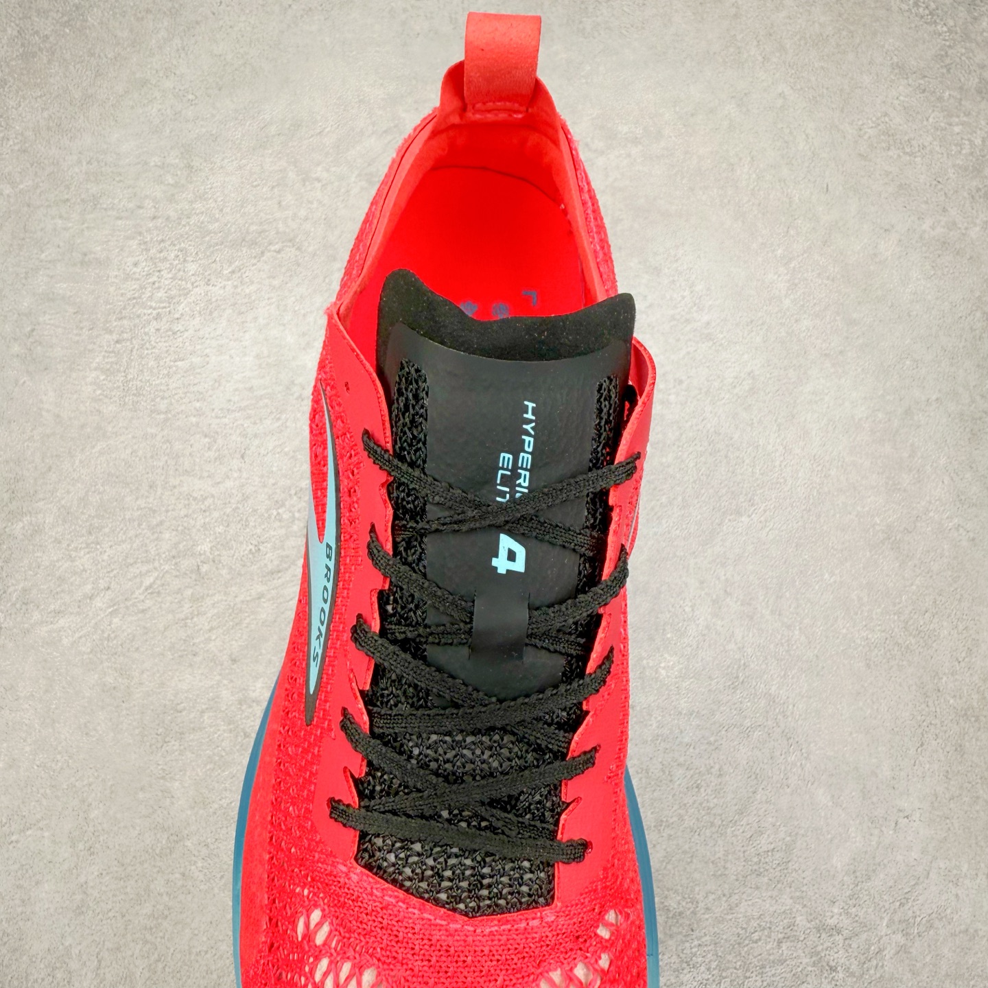 图片[5]-Brooks Hyperion Elite 布鲁克斯龙卷风4代舒适百搭运动低帮马拉松跑步鞋 男女同款 Brooks 四大跑鞋之一 百年品牌 跑鞋从外形上基本就能判断这是一款速度跑鞋 简洁干练的外形结构和极强的运动流线型看着非常有速度感 上脚的第一感觉是非常轻 美码9码的鞋单只206g不到 从个人偏好来说 200g左右的竞速鞋最具安全感 鞋面采用单层网布 很薄 前掌使用了大量开放式网眼 排气直接快速 透气性上乘 鞋舌也是轻量化设计 仅为一层麂皮 和脚背完美贴合 鞋舌中央有个防偏穿孔 从实际穿着来看 通常鞋舌都是外偏 如果是防偏穿孔位于中心 防偏效果其实并不十分有效 如果采用趋外侧的偏心设计更有效 鞋帮泡棉填充量不大 但非常紧凑 贴合舒适 包裹稳固 内置硬质TPU保证必要的稳定性 跑鞋中底采用的是DNA FLASH科技材料 DNA FLASH中底科技 是Brooks第一款将氮气注入中底的创新科技 主要原理是借助“超临界流体”发泡技术 将液态氮稳定的转化为气态氮 并使其均匀地形成无数紧密贴合的密闭式气囊结构 尺码：36 36.5 37.5 38 38.5 39 40 40.5 41 42 42.5 43 44 44.5 45 46-选品中心