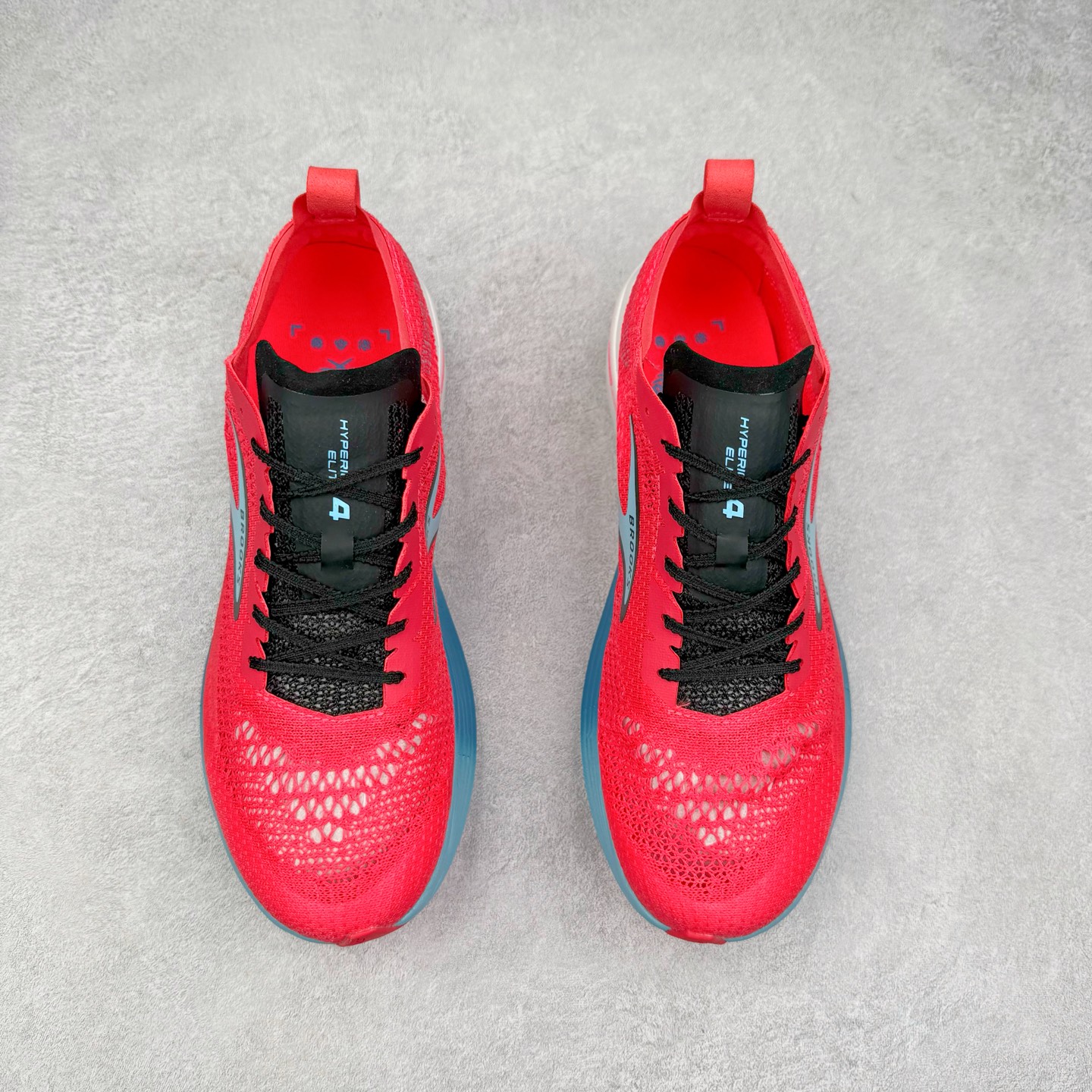 图片[2]-Brooks Hyperion Elite 布鲁克斯龙卷风4代舒适百搭运动低帮马拉松跑步鞋 男女同款 Brooks 四大跑鞋之一 百年品牌 跑鞋从外形上基本就能判断这是一款速度跑鞋 简洁干练的外形结构和极强的运动流线型看着非常有速度感 上脚的第一感觉是非常轻 美码9码的鞋单只206g不到 从个人偏好来说 200g左右的竞速鞋最具安全感 鞋面采用单层网布 很薄 前掌使用了大量开放式网眼 排气直接快速 透气性上乘 鞋舌也是轻量化设计 仅为一层麂皮 和脚背完美贴合 鞋舌中央有个防偏穿孔 从实际穿着来看 通常鞋舌都是外偏 如果是防偏穿孔位于中心 防偏效果其实并不十分有效 如果采用趋外侧的偏心设计更有效 鞋帮泡棉填充量不大 但非常紧凑 贴合舒适 包裹稳固 内置硬质TPU保证必要的稳定性 跑鞋中底采用的是DNA FLASH科技材料 DNA FLASH中底科技 是Brooks第一款将氮气注入中底的创新科技 主要原理是借助“超临界流体”发泡技术 将液态氮稳定的转化为气态氮 并使其均匀地形成无数紧密贴合的密闭式气囊结构 尺码：36 36.5 37.5 38 38.5 39 40 40.5 41 42 42.5 43 44 44.5 45 46-选品中心