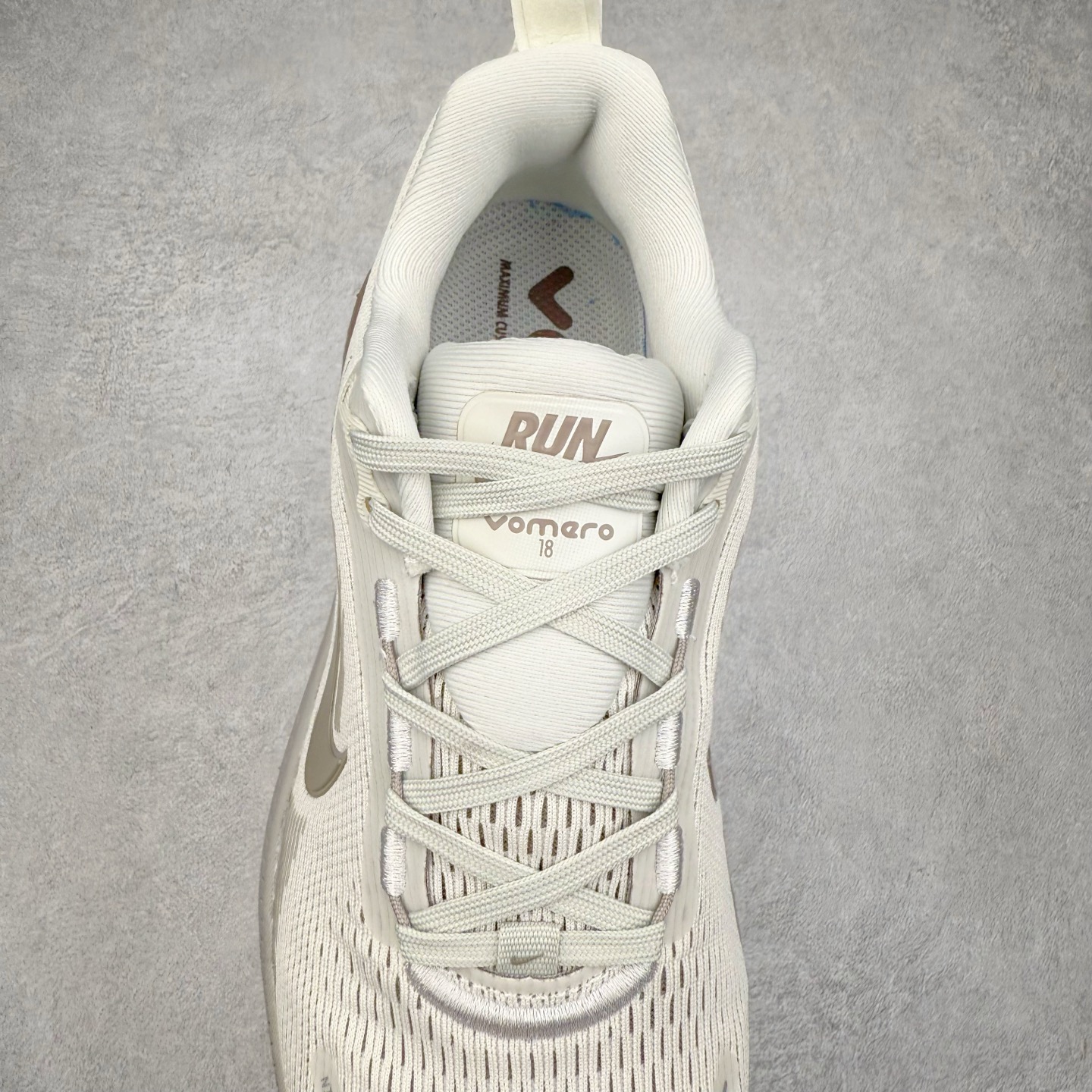 图片[5]-＃纯原福利 NK Air Zoom Vomero 18 轻便舒适公路跑步鞋 质感柔软 弹力充沛 助力一路畅跑 乐享不停 厚实泡绵缔造舒适的回弹效果 铸就出色跑步表现 该鞋款轻盈透气 带你步入舒适新境界 疾速刺激感和非凡舒适脚感交织 定能让跑者在迈步间找到渴望已久的跑步乐趣 自如掌控跑步节奏、配速和里程 足底缓震配置赋予双足柔软舒适感受 助你一路畅跑 缓震设计 在双足触地时有助提供舒适脚感 搭载性能出众的 ZoomX 和 Cushlon 泡绵 营造柔软舒适脚感 助你稳稳迈步 基于跑者反馈 简化中底设计 带来出色舒适感 尺码：36 36.5 37.5 38 38.5 39 40 40.5 41 42 42.5 43 44 44.5 45-选品中心