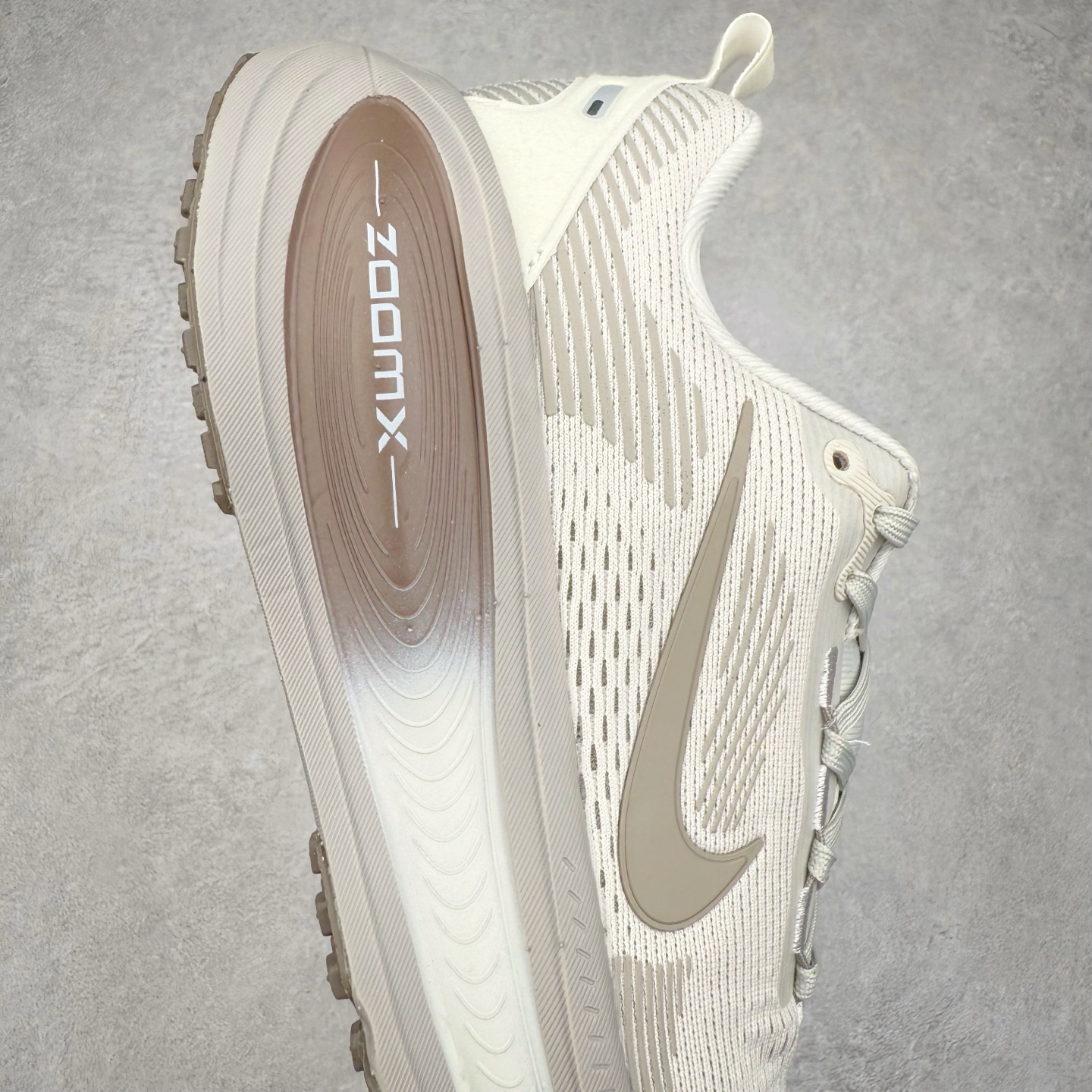 图片[6]-＃纯原福利 NK Air Zoom Vomero 18 轻便舒适公路跑步鞋 质感柔软 弹力充沛 助力一路畅跑 乐享不停 厚实泡绵缔造舒适的回弹效果 铸就出色跑步表现 该鞋款轻盈透气 带你步入舒适新境界 疾速刺激感和非凡舒适脚感交织 定能让跑者在迈步间找到渴望已久的跑步乐趣 自如掌控跑步节奏、配速和里程 足底缓震配置赋予双足柔软舒适感受 助你一路畅跑 缓震设计 在双足触地时有助提供舒适脚感 搭载性能出众的 ZoomX 和 Cushlon 泡绵 营造柔软舒适脚感 助你稳稳迈步 基于跑者反馈 简化中底设计 带来出色舒适感 尺码：36 36.5 37.5 38 38.5 39 40 40.5 41 42 42.5 43 44 44.5 45-选品中心