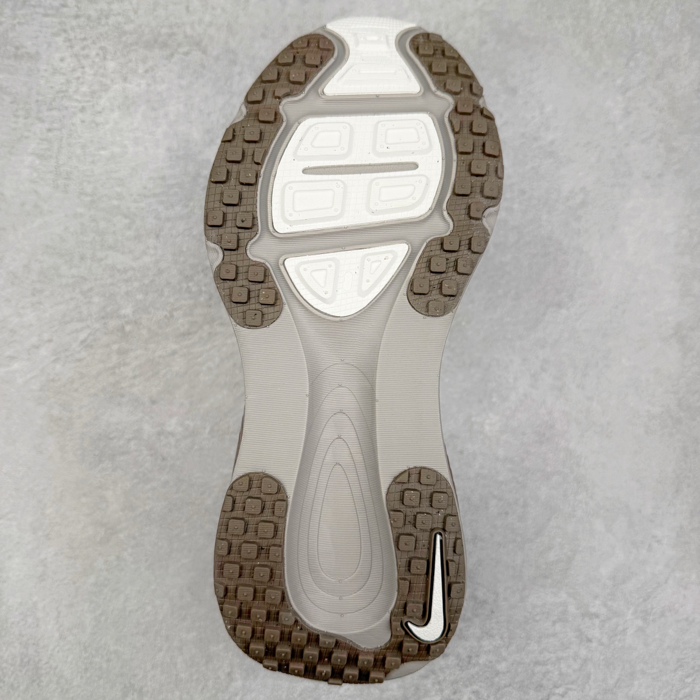 图片[9]-＃纯原福利 NK Air Zoom Vomero 18 轻便舒适公路跑步鞋 质感柔软 弹力充沛 助力一路畅跑 乐享不停 厚实泡绵缔造舒适的回弹效果 铸就出色跑步表现 该鞋款轻盈透气 带你步入舒适新境界 疾速刺激感和非凡舒适脚感交织 定能让跑者在迈步间找到渴望已久的跑步乐趣 自如掌控跑步节奏、配速和里程 足底缓震配置赋予双足柔软舒适感受 助你一路畅跑 缓震设计 在双足触地时有助提供舒适脚感 搭载性能出众的 ZoomX 和 Cushlon 泡绵 营造柔软舒适脚感 助你稳稳迈步 基于跑者反馈 简化中底设计 带来出色舒适感 尺码：36 36.5 37.5 38 38.5 39 40 40.5 41 42 42.5 43 44 44.5 45-选品中心