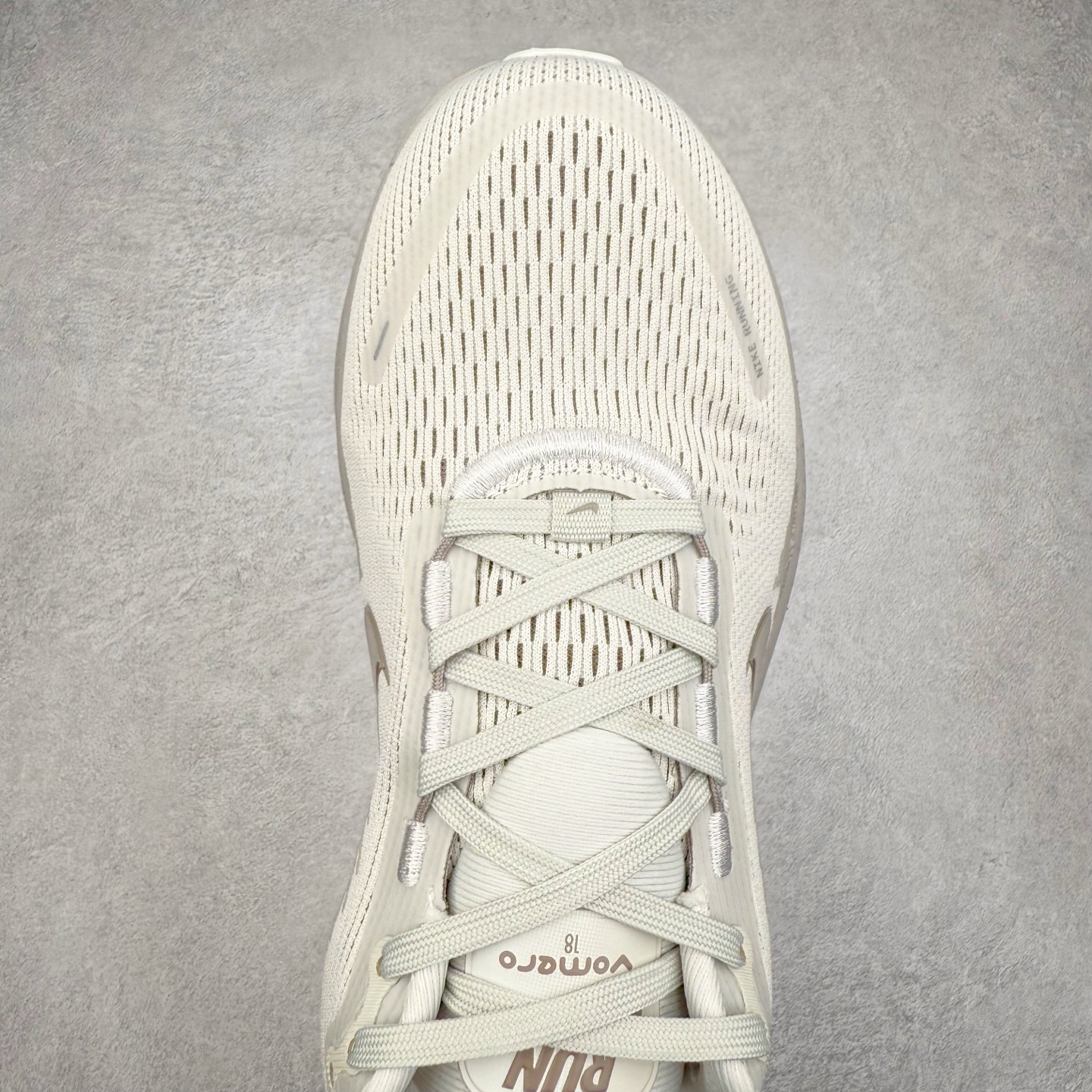 图片[4]-＃纯原福利 NK Air Zoom Vomero 18 轻便舒适公路跑步鞋 质感柔软 弹力充沛 助力一路畅跑 乐享不停 厚实泡绵缔造舒适的回弹效果 铸就出色跑步表现 该鞋款轻盈透气 带你步入舒适新境界 疾速刺激感和非凡舒适脚感交织 定能让跑者在迈步间找到渴望已久的跑步乐趣 自如掌控跑步节奏、配速和里程 足底缓震配置赋予双足柔软舒适感受 助你一路畅跑 缓震设计 在双足触地时有助提供舒适脚感 搭载性能出众的 ZoomX 和 Cushlon 泡绵 营造柔软舒适脚感 助你稳稳迈步 基于跑者反馈 简化中底设计 带来出色舒适感 尺码：36 36.5 37.5 38 38.5 39 40 40.5 41 42 42.5 43 44 44.5 45-选品中心