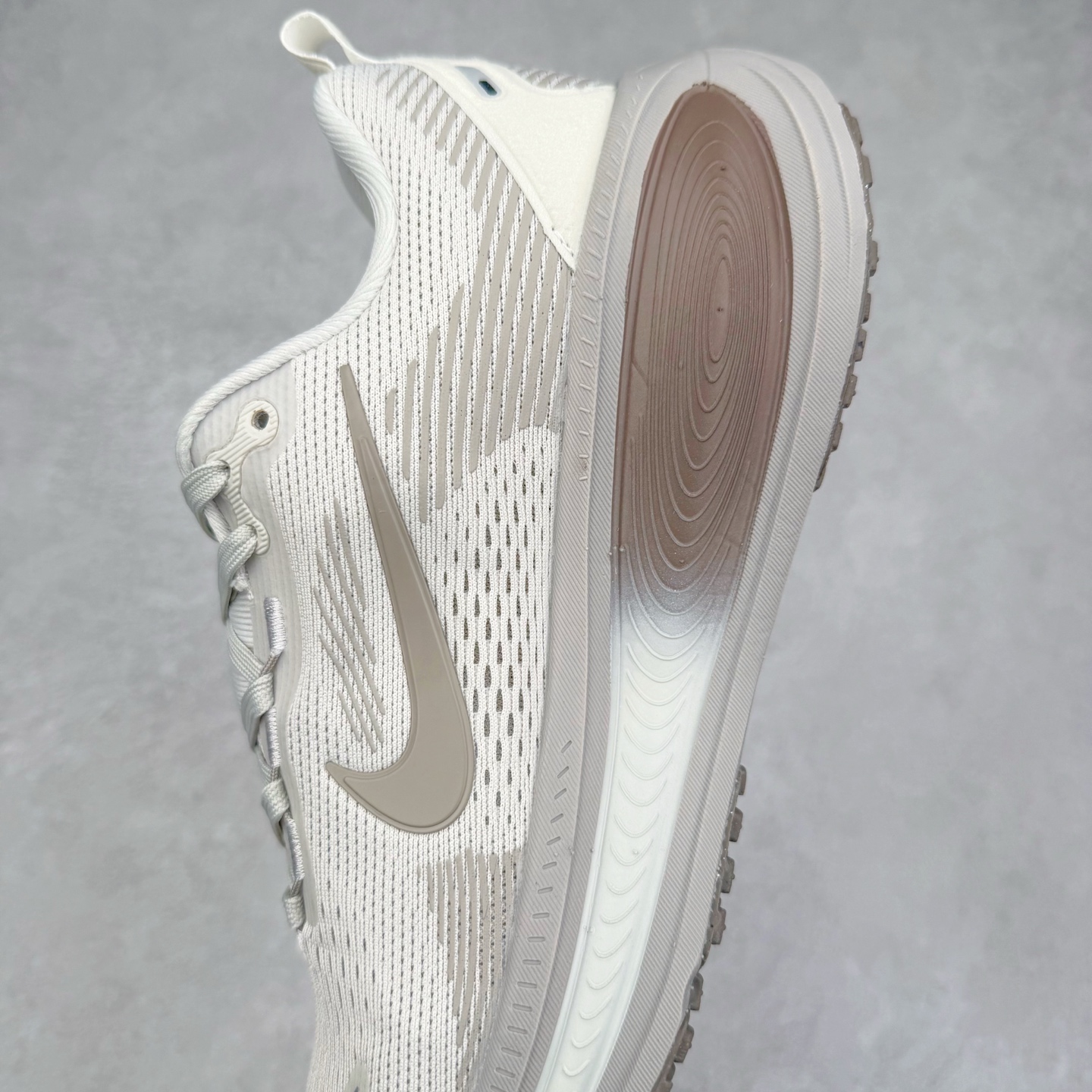 图片[7]-＃纯原福利 NK Air Zoom Vomero 18 轻便舒适公路跑步鞋 质感柔软 弹力充沛 助力一路畅跑 乐享不停 厚实泡绵缔造舒适的回弹效果 铸就出色跑步表现 该鞋款轻盈透气 带你步入舒适新境界 疾速刺激感和非凡舒适脚感交织 定能让跑者在迈步间找到渴望已久的跑步乐趣 自如掌控跑步节奏、配速和里程 足底缓震配置赋予双足柔软舒适感受 助你一路畅跑 缓震设计 在双足触地时有助提供舒适脚感 搭载性能出众的 ZoomX 和 Cushlon 泡绵 营造柔软舒适脚感 助你稳稳迈步 基于跑者反馈 简化中底设计 带来出色舒适感 尺码：36 36.5 37.5 38 38.5 39 40 40.5 41 42 42.5 43 44 44.5 45-选品中心