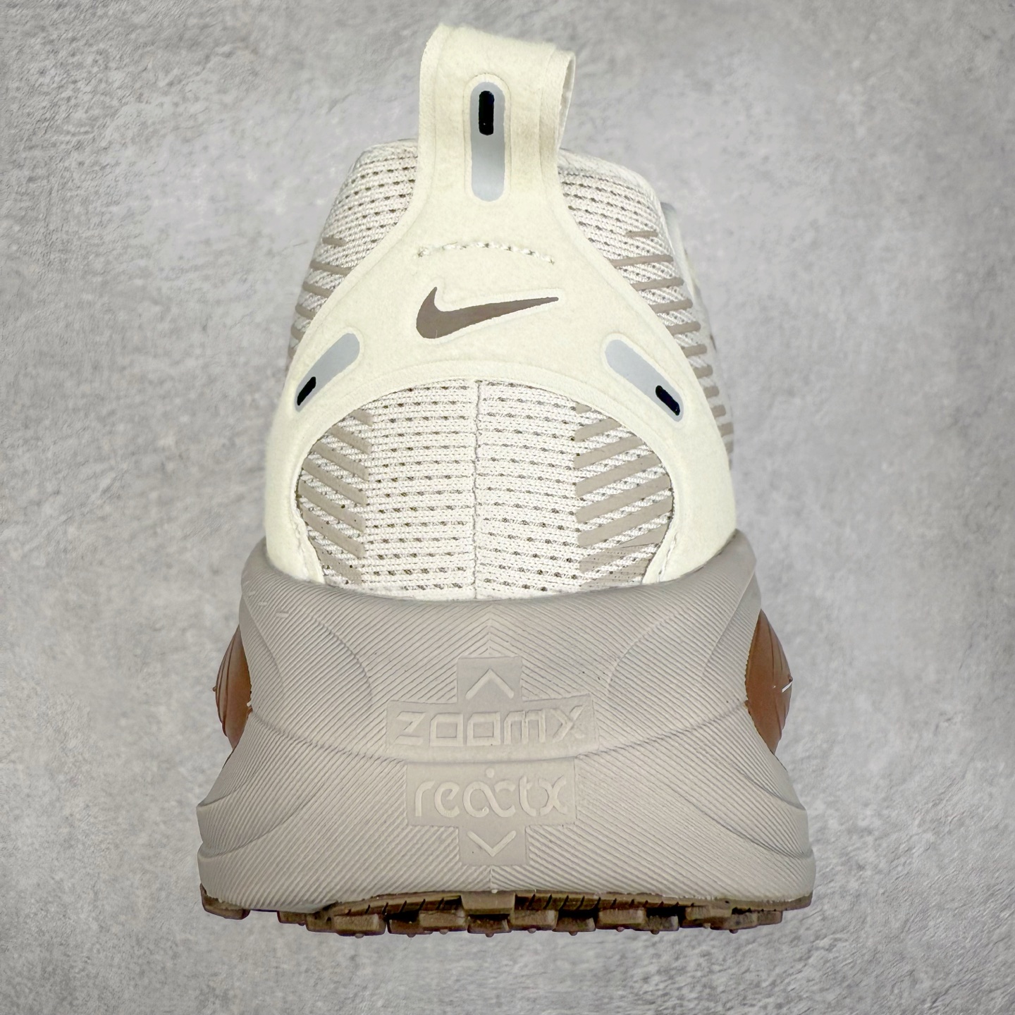 图片[8]-＃纯原福利 NK Air Zoom Vomero 18 轻便舒适公路跑步鞋 质感柔软 弹力充沛 助力一路畅跑 乐享不停 厚实泡绵缔造舒适的回弹效果 铸就出色跑步表现 该鞋款轻盈透气 带你步入舒适新境界 疾速刺激感和非凡舒适脚感交织 定能让跑者在迈步间找到渴望已久的跑步乐趣 自如掌控跑步节奏、配速和里程 足底缓震配置赋予双足柔软舒适感受 助你一路畅跑 缓震设计 在双足触地时有助提供舒适脚感 搭载性能出众的 ZoomX 和 Cushlon 泡绵 营造柔软舒适脚感 助你稳稳迈步 基于跑者反馈 简化中底设计 带来出色舒适感 尺码：36 36.5 37.5 38 38.5 39 40 40.5 41 42 42.5 43 44 44.5 45-选品中心