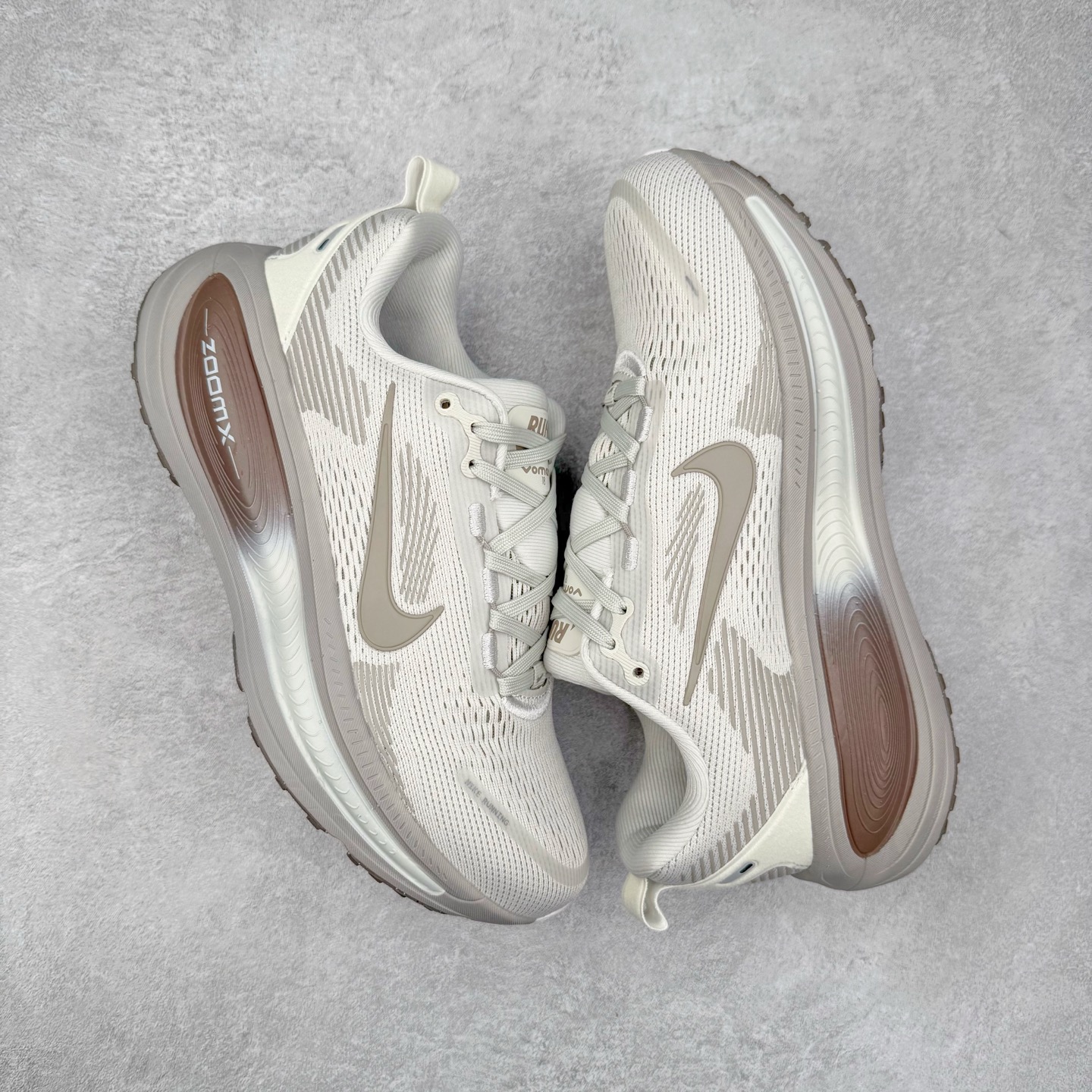 图片[3]-＃纯原福利 NK Air Zoom Vomero 18 轻便舒适公路跑步鞋 质感柔软 弹力充沛 助力一路畅跑 乐享不停 厚实泡绵缔造舒适的回弹效果 铸就出色跑步表现 该鞋款轻盈透气 带你步入舒适新境界 疾速刺激感和非凡舒适脚感交织 定能让跑者在迈步间找到渴望已久的跑步乐趣 自如掌控跑步节奏、配速和里程 足底缓震配置赋予双足柔软舒适感受 助你一路畅跑 缓震设计 在双足触地时有助提供舒适脚感 搭载性能出众的 ZoomX 和 Cushlon 泡绵 营造柔软舒适脚感 助你稳稳迈步 基于跑者反馈 简化中底设计 带来出色舒适感 尺码：36 36.5 37.5 38 38.5 39 40 40.5 41 42 42.5 43 44 44.5 45-选品中心