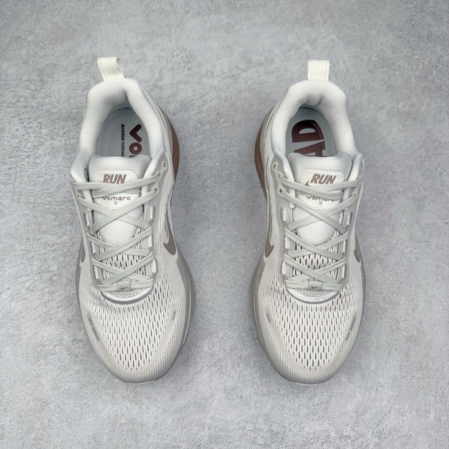 图片[2]-＃纯原福利 NK Air Zoom Vomero 18 轻便舒适公路跑步鞋 质感柔软 弹力充沛 助力一路畅跑 乐享不停 厚实泡绵缔造舒适的回弹效果 铸就出色跑步表现 该鞋款轻盈透气 带你步入舒适新境界 疾速刺激感和非凡舒适脚感交织 定能让跑者在迈步间找到渴望已久的跑步乐趣 自如掌控跑步节奏、配速和里程 足底缓震配置赋予双足柔软舒适感受 助你一路畅跑 缓震设计 在双足触地时有助提供舒适脚感 搭载性能出众的 ZoomX 和 Cushlon 泡绵 营造柔软舒适脚感 助你稳稳迈步 基于跑者反馈 简化中底设计 带来出色舒适感 尺码：36 36.5 37.5 38 38.5 39 40 40.5 41 42 42.5 43 44 44.5 45-选品中心