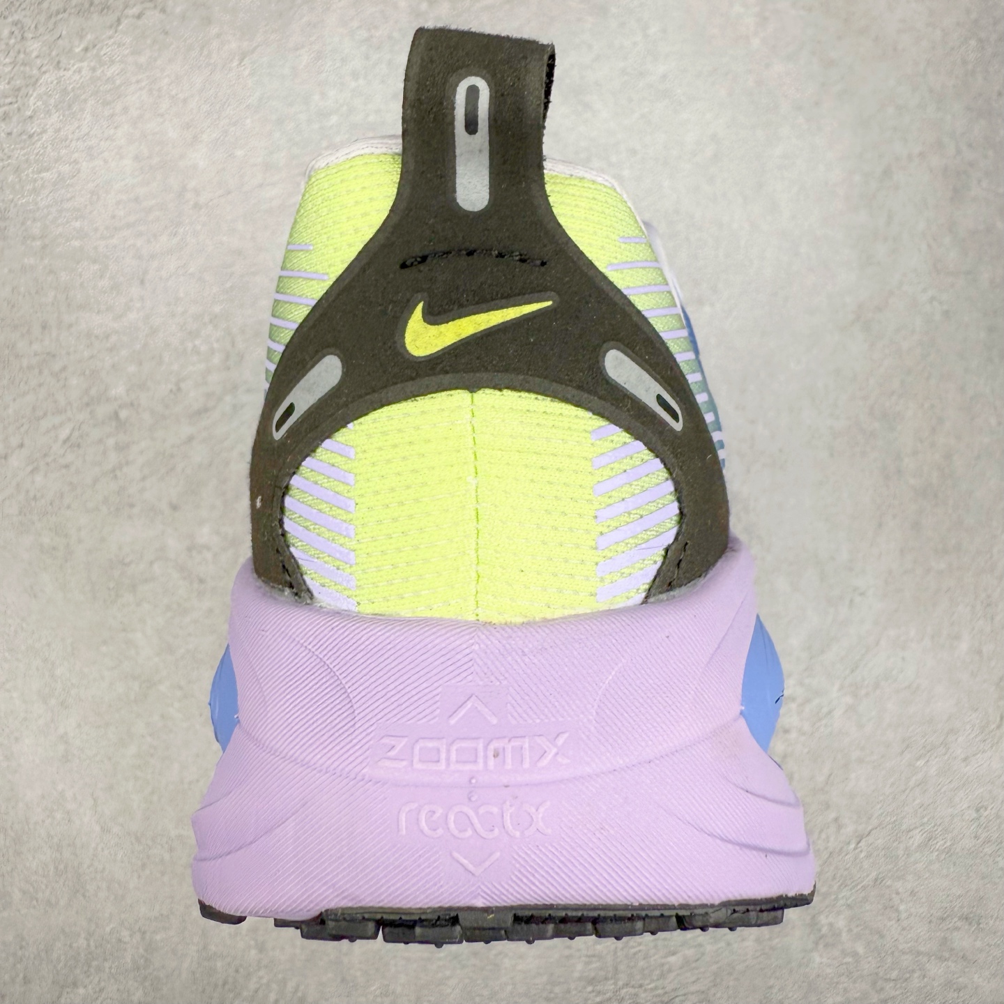 图片[8]-＃纯原福利 NK Air Zoom Vomero 18 轻便舒适公路跑步鞋 质感柔软 弹力充沛 助力一路畅跑 乐享不停 厚实泡绵缔造舒适的回弹效果 铸就出色跑步表现 该鞋款轻盈透气 带你步入舒适新境界 疾速刺激感和非凡舒适脚感交织 定能让跑者在迈步间找到渴望已久的跑步乐趣 自如掌控跑步节奏、配速和里程 足底缓震配置赋予双足柔软舒适感受 助你一路畅跑 缓震设计 在双足触地时有助提供舒适脚感 搭载性能出众的 ZoomX 和 Cushlon 泡绵 营造柔软舒适脚感 助你稳稳迈步 基于跑者反馈 简化中底设计 带来出色舒适感 尺码：36 36.5 37.5 38 38.5 39 40 40.5 41 42 42.5 43 44 44.5 45-选品中心