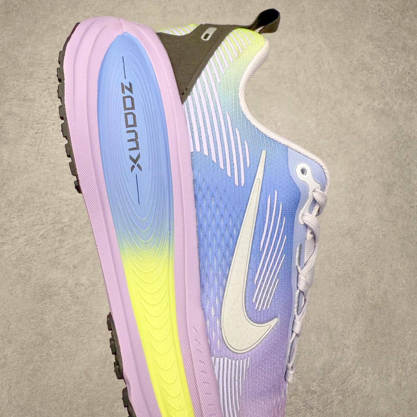 图片[6]-＃纯原福利 NK Air Zoom Vomero 18 轻便舒适公路跑步鞋 质感柔软 弹力充沛 助力一路畅跑 乐享不停 厚实泡绵缔造舒适的回弹效果 铸就出色跑步表现 该鞋款轻盈透气 带你步入舒适新境界 疾速刺激感和非凡舒适脚感交织 定能让跑者在迈步间找到渴望已久的跑步乐趣 自如掌控跑步节奏、配速和里程 足底缓震配置赋予双足柔软舒适感受 助你一路畅跑 缓震设计 在双足触地时有助提供舒适脚感 搭载性能出众的 ZoomX 和 Cushlon 泡绵 营造柔软舒适脚感 助你稳稳迈步 基于跑者反馈 简化中底设计 带来出色舒适感 尺码：36 36.5 37.5 38 38.5 39 40 40.5 41 42 42.5 43 44 44.5 45-选品中心