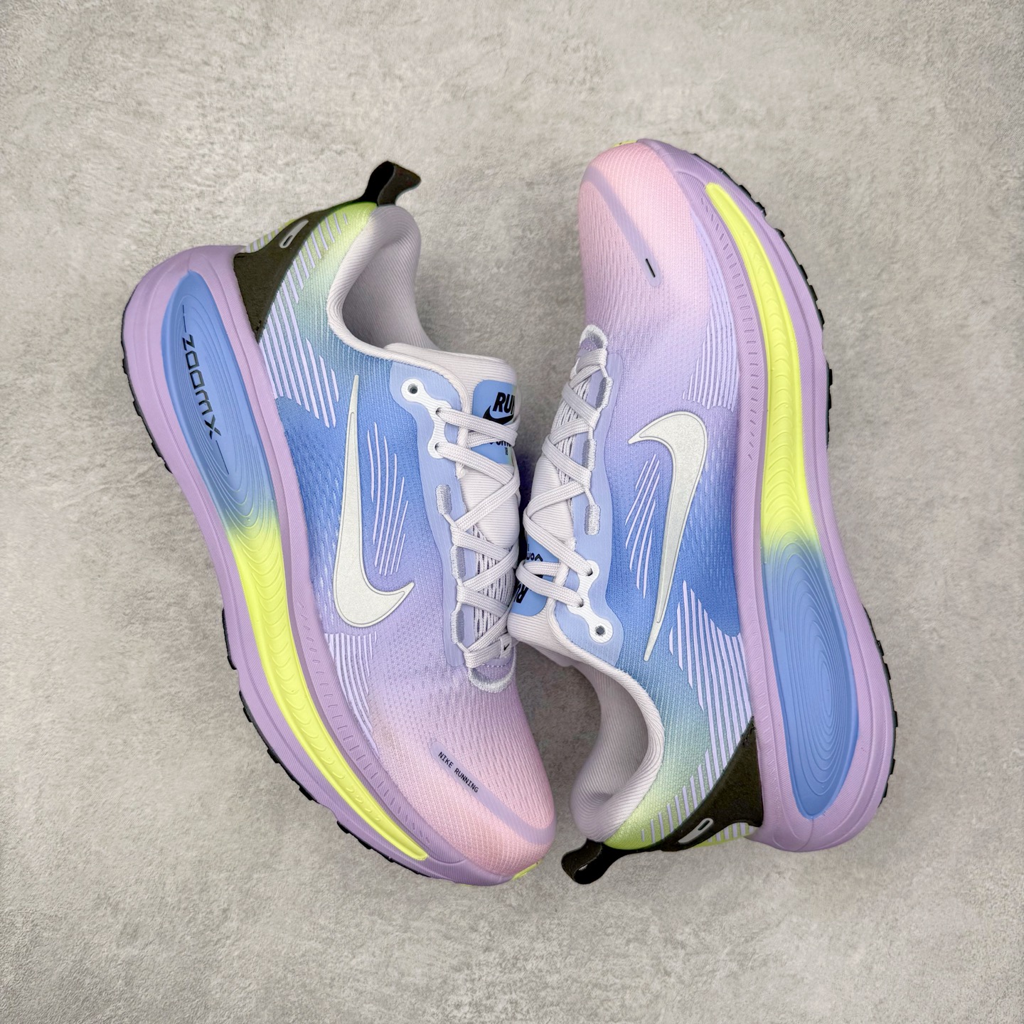 图片[3]-＃纯原福利 NK Air Zoom Vomero 18 轻便舒适公路跑步鞋 质感柔软 弹力充沛 助力一路畅跑 乐享不停 厚实泡绵缔造舒适的回弹效果 铸就出色跑步表现 该鞋款轻盈透气 带你步入舒适新境界 疾速刺激感和非凡舒适脚感交织 定能让跑者在迈步间找到渴望已久的跑步乐趣 自如掌控跑步节奏、配速和里程 足底缓震配置赋予双足柔软舒适感受 助你一路畅跑 缓震设计 在双足触地时有助提供舒适脚感 搭载性能出众的 ZoomX 和 Cushlon 泡绵 营造柔软舒适脚感 助你稳稳迈步 基于跑者反馈 简化中底设计 带来出色舒适感 尺码：36 36.5 37.5 38 38.5 39 40 40.5 41 42 42.5 43 44 44.5 45-选品中心