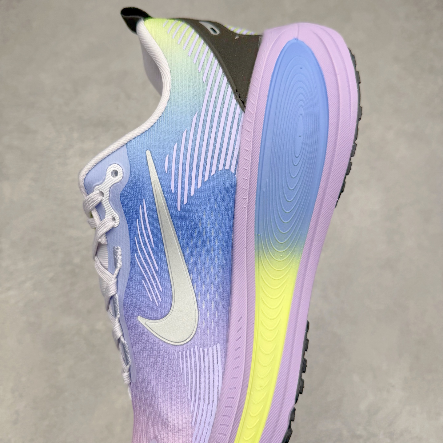 图片[7]-＃纯原福利 NK Air Zoom Vomero 18 轻便舒适公路跑步鞋 质感柔软 弹力充沛 助力一路畅跑 乐享不停 厚实泡绵缔造舒适的回弹效果 铸就出色跑步表现 该鞋款轻盈透气 带你步入舒适新境界 疾速刺激感和非凡舒适脚感交织 定能让跑者在迈步间找到渴望已久的跑步乐趣 自如掌控跑步节奏、配速和里程 足底缓震配置赋予双足柔软舒适感受 助你一路畅跑 缓震设计 在双足触地时有助提供舒适脚感 搭载性能出众的 ZoomX 和 Cushlon 泡绵 营造柔软舒适脚感 助你稳稳迈步 基于跑者反馈 简化中底设计 带来出色舒适感 尺码：36 36.5 37.5 38 38.5 39 40 40.5 41 42 42.5 43 44 44.5 45-选品中心