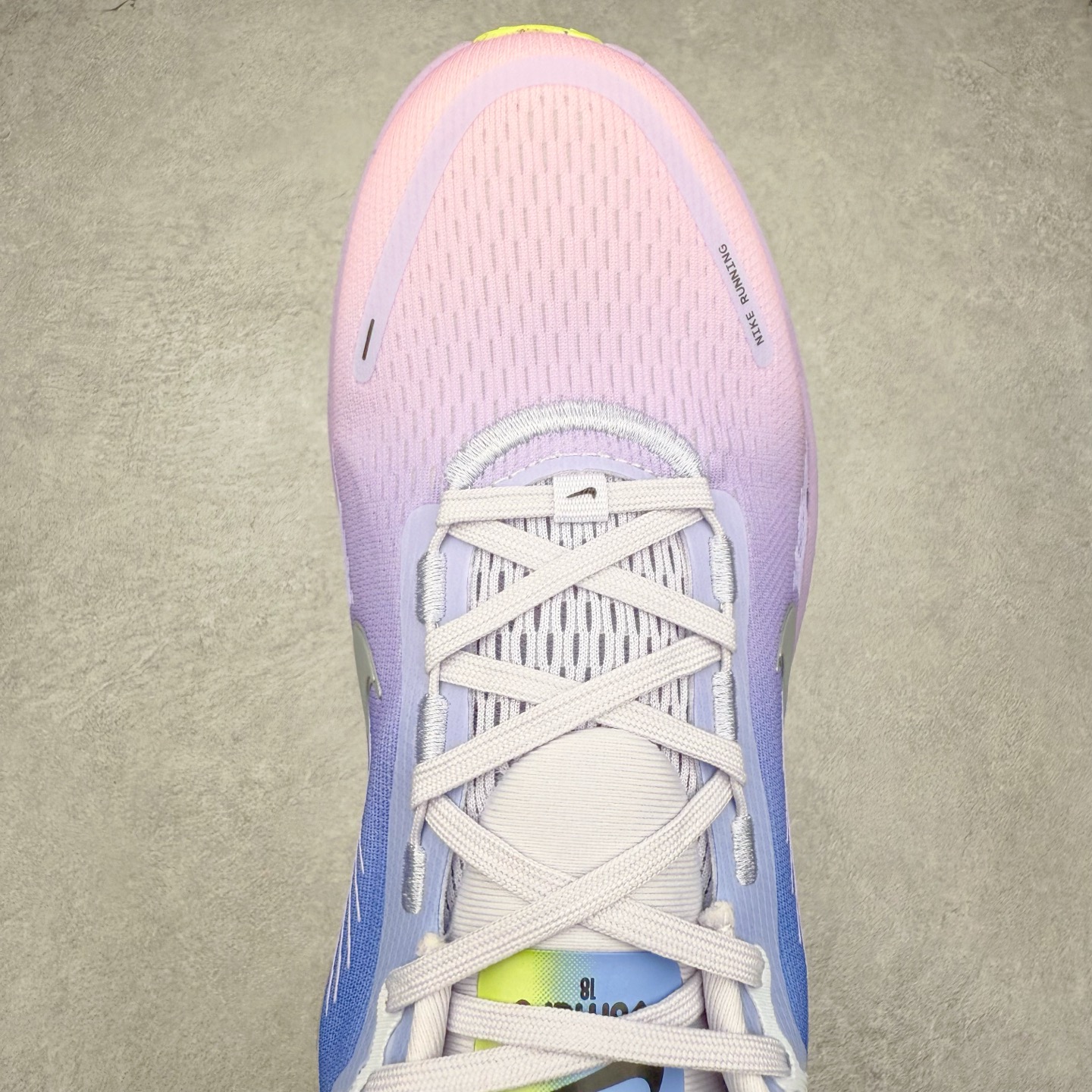 图片[4]-＃纯原福利 NK Air Zoom Vomero 18 轻便舒适公路跑步鞋 质感柔软 弹力充沛 助力一路畅跑 乐享不停 厚实泡绵缔造舒适的回弹效果 铸就出色跑步表现 该鞋款轻盈透气 带你步入舒适新境界 疾速刺激感和非凡舒适脚感交织 定能让跑者在迈步间找到渴望已久的跑步乐趣 自如掌控跑步节奏、配速和里程 足底缓震配置赋予双足柔软舒适感受 助你一路畅跑 缓震设计 在双足触地时有助提供舒适脚感 搭载性能出众的 ZoomX 和 Cushlon 泡绵 营造柔软舒适脚感 助你稳稳迈步 基于跑者反馈 简化中底设计 带来出色舒适感 尺码：36 36.5 37.5 38 38.5 39 40 40.5 41 42 42.5 43 44 44.5 45-选品中心