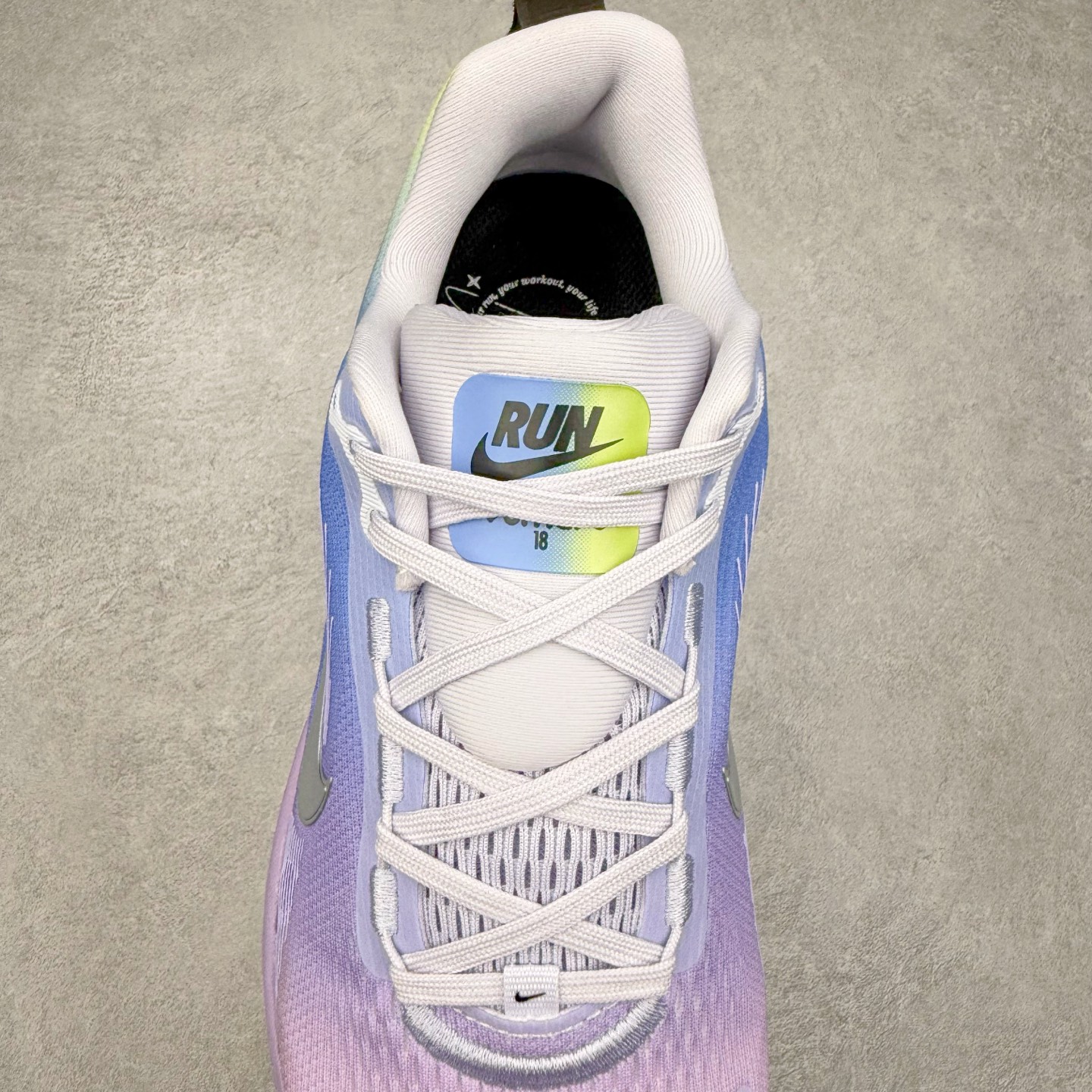 图片[5]-＃纯原福利 NK Air Zoom Vomero 18 轻便舒适公路跑步鞋 质感柔软 弹力充沛 助力一路畅跑 乐享不停 厚实泡绵缔造舒适的回弹效果 铸就出色跑步表现 该鞋款轻盈透气 带你步入舒适新境界 疾速刺激感和非凡舒适脚感交织 定能让跑者在迈步间找到渴望已久的跑步乐趣 自如掌控跑步节奏、配速和里程 足底缓震配置赋予双足柔软舒适感受 助你一路畅跑 缓震设计 在双足触地时有助提供舒适脚感 搭载性能出众的 ZoomX 和 Cushlon 泡绵 营造柔软舒适脚感 助你稳稳迈步 基于跑者反馈 简化中底设计 带来出色舒适感 尺码：36 36.5 37.5 38 38.5 39 40 40.5 41 42 42.5 43 44 44.5 45-选品中心