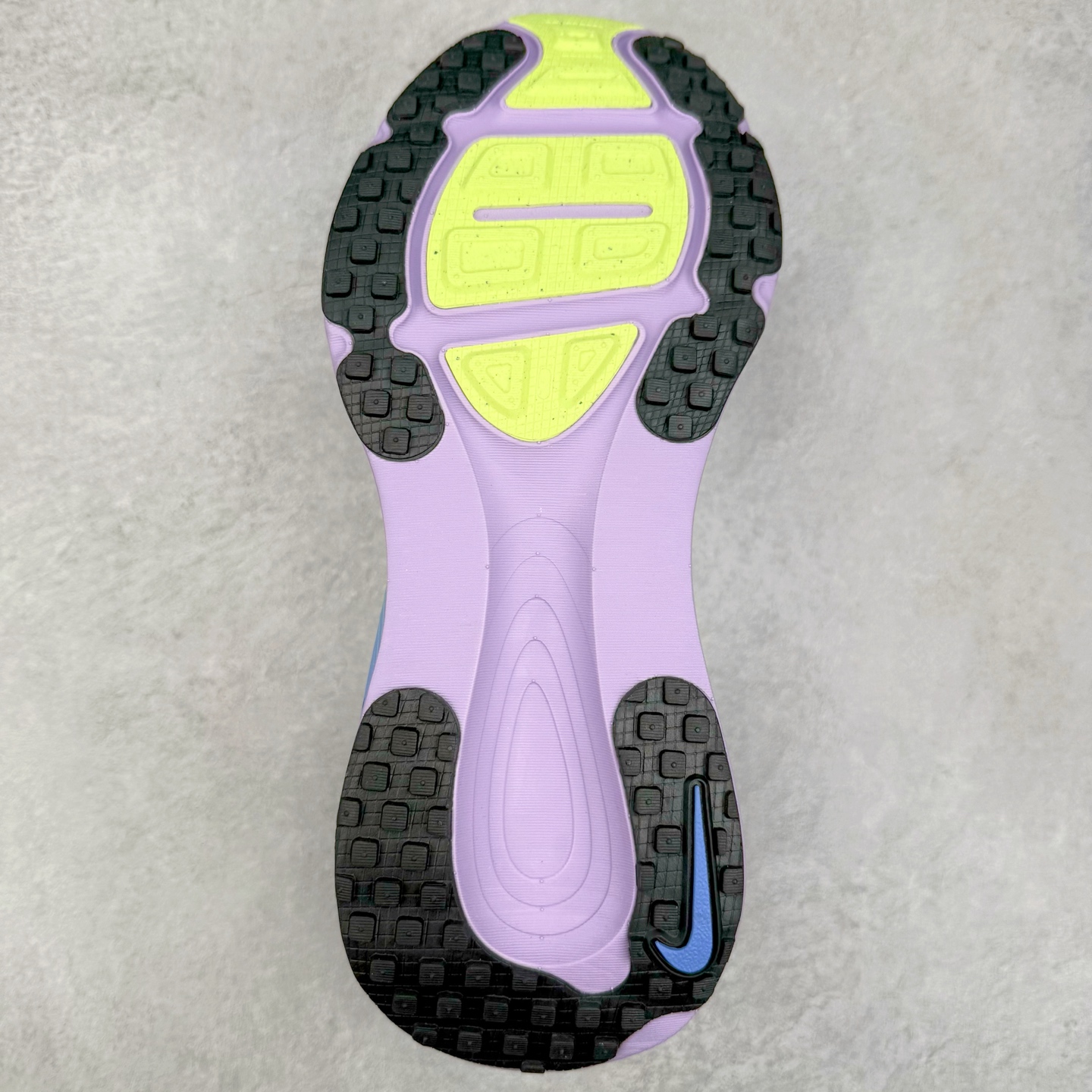 图片[9]-＃纯原福利 NK Air Zoom Vomero 18 轻便舒适公路跑步鞋 质感柔软 弹力充沛 助力一路畅跑 乐享不停 厚实泡绵缔造舒适的回弹效果 铸就出色跑步表现 该鞋款轻盈透气 带你步入舒适新境界 疾速刺激感和非凡舒适脚感交织 定能让跑者在迈步间找到渴望已久的跑步乐趣 自如掌控跑步节奏、配速和里程 足底缓震配置赋予双足柔软舒适感受 助你一路畅跑 缓震设计 在双足触地时有助提供舒适脚感 搭载性能出众的 ZoomX 和 Cushlon 泡绵 营造柔软舒适脚感 助你稳稳迈步 基于跑者反馈 简化中底设计 带来出色舒适感 尺码：36 36.5 37.5 38 38.5 39 40 40.5 41 42 42.5 43 44 44.5 45-选品中心