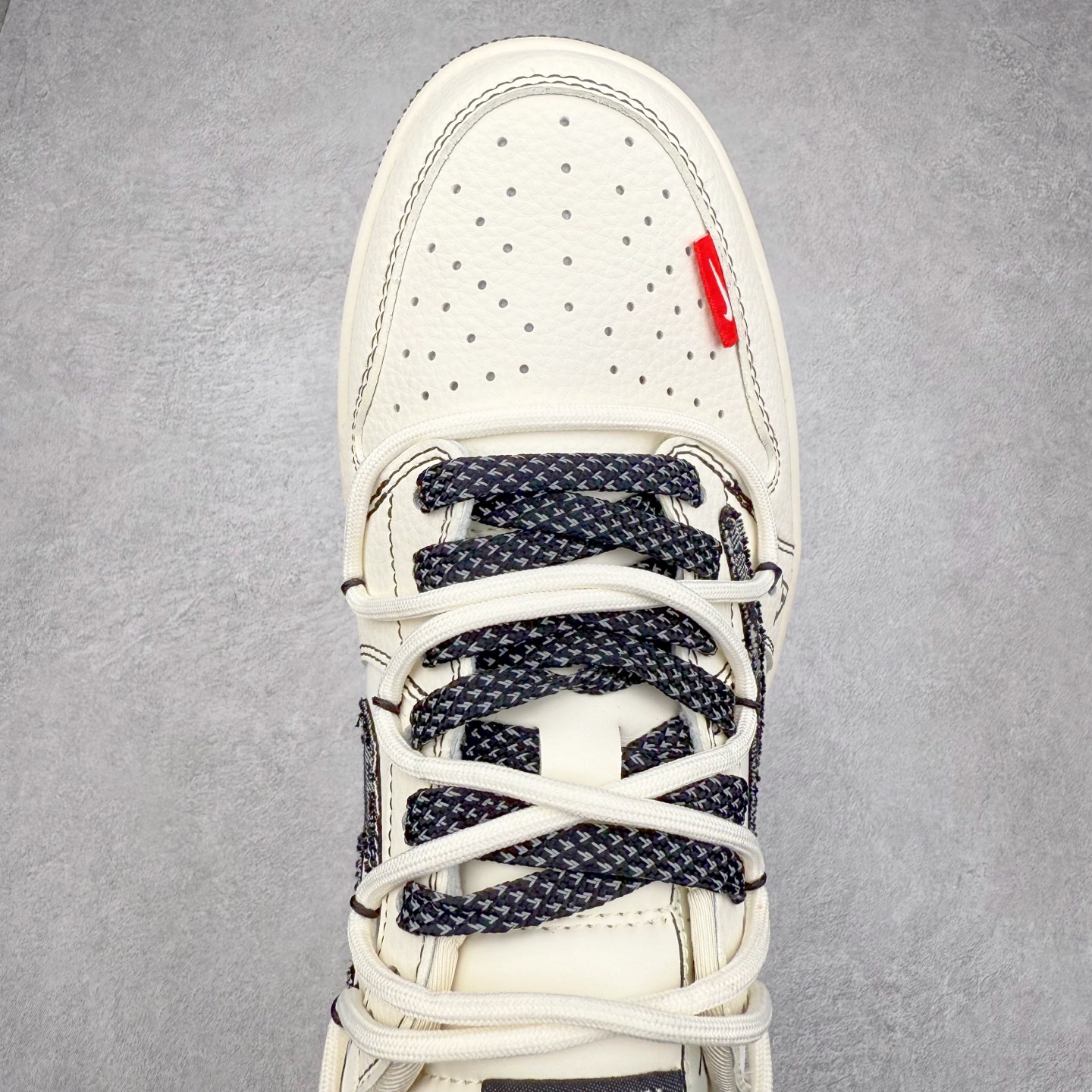 图片[4]-TS x Air Jordan AJ1 Low 倒钩低帮联名定制配色 DM6868-108 原厂内置气垫魔块 A模大底 头层小牛皮 鞋舌AJ原厂专用牛津布+AJ专用反口珍珠布+原厂无杂质高弹内里海棉+特殊封边弹力鞋带 实拍调校N版已经零色差零失真 百分百还原实物色彩所见即所得 不存在货不对板色差等低级问题 选购参考实物拍摄 不混卖不参货 只用心做好货严格选品 承诺混一赔十 尺码：36 36.5 37.5 38 38.5 39 40 40.5 41 42 42.5 43 44 44.5 45-选品中心