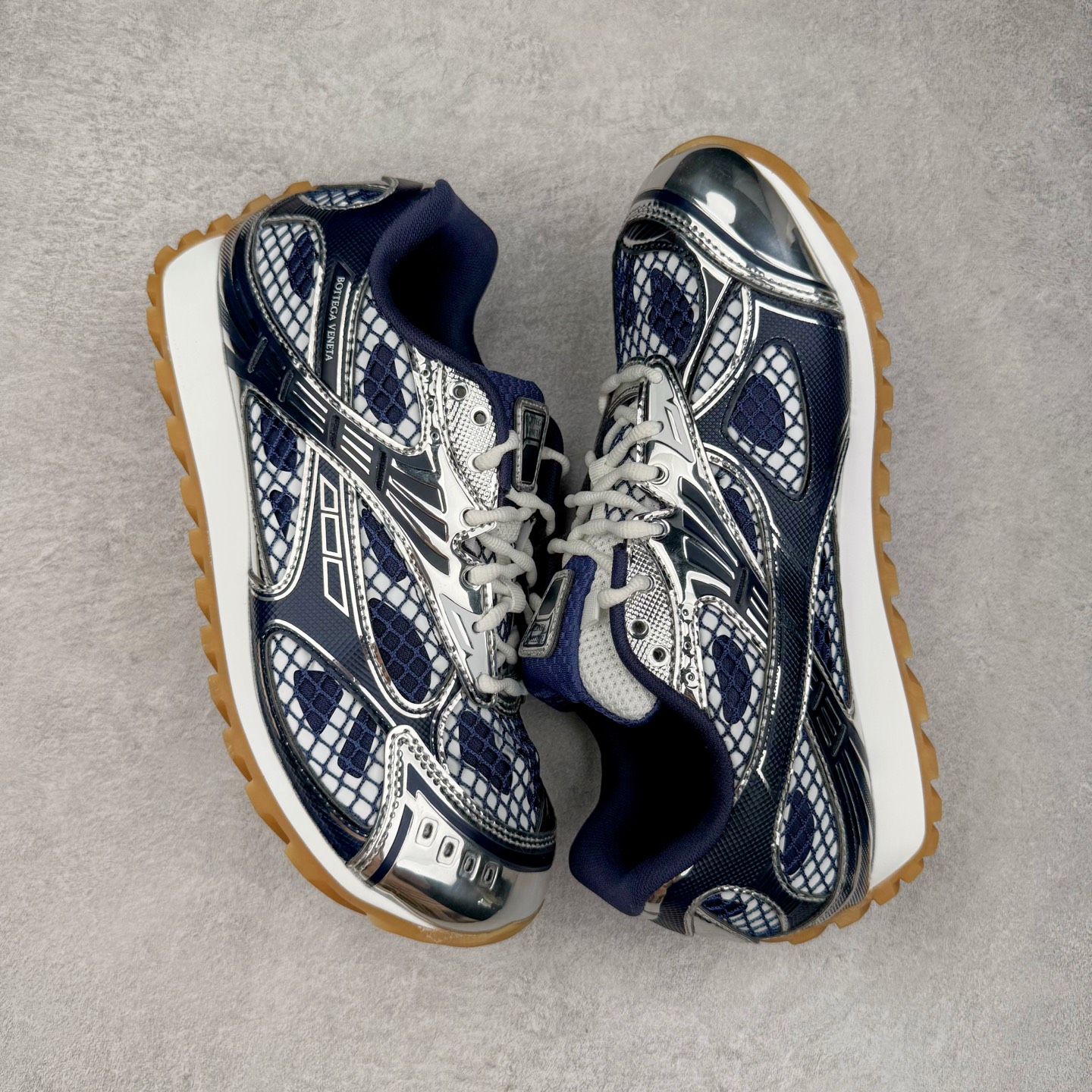 图片[3]-＃纯原 BOTTEGA VENETA Orbit Runner BV葆蝶家时尚休闲王一博同款老爹鞋运动鞋 原版开发 一比一打造 相似度百分之99以上 市场一梯队级别品质 区别市场任何标文顶级品质版本 采用轻质科技网布面料 搭配几何图案设计橡胶外底 王炸系列 高版本 认准套包工艺 实际增高很多哦 还是一样显腿细非常nice 耐玩耐造 对标对版 套包鞋工艺 认准高版本 大底选用拼色TPU大底 配置原版包装 尺码：35 36 37 38 39 40 41 42 43 44 45-选品中心