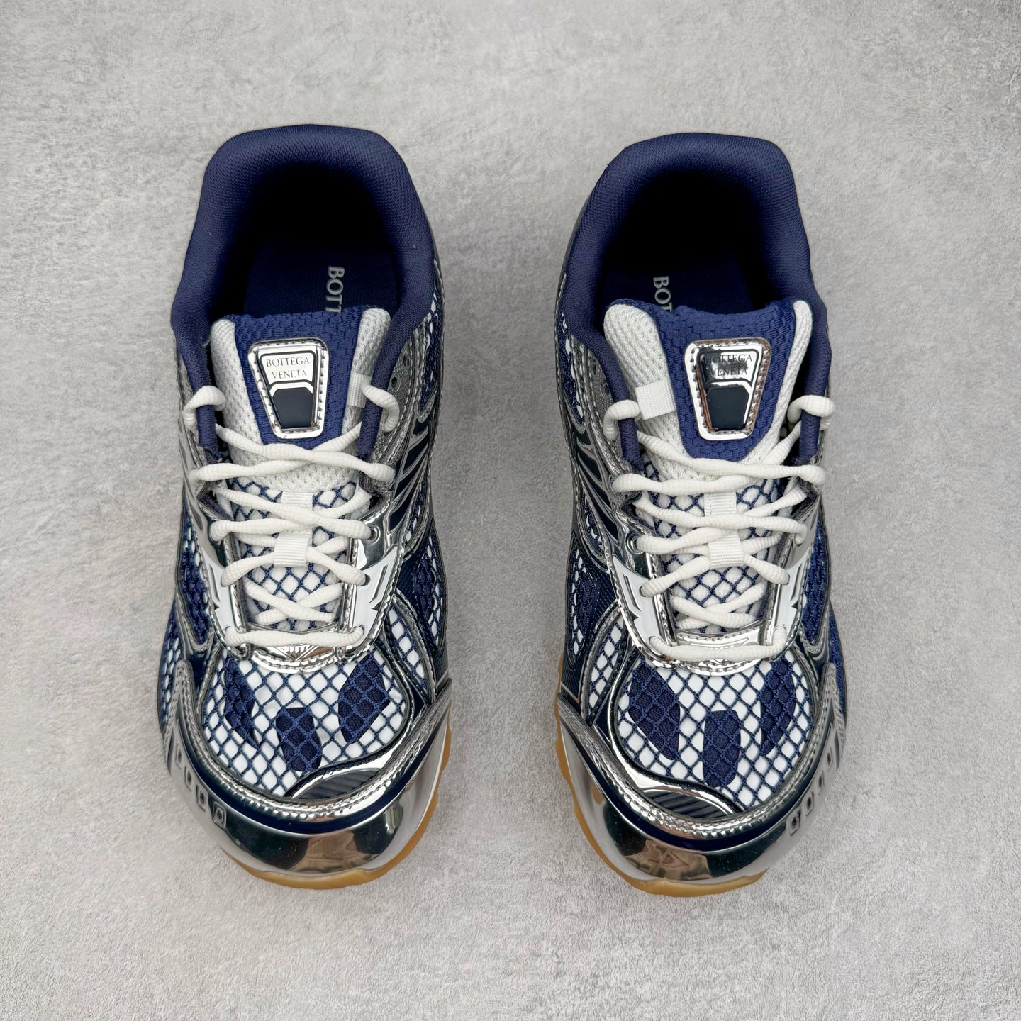 图片[2]-＃纯原 BOTTEGA VENETA Orbit Runner BV葆蝶家时尚休闲王一博同款老爹鞋运动鞋 原版开发 一比一打造 相似度百分之99以上 市场一梯队级别品质 区别市场任何标文顶级品质版本 采用轻质科技网布面料 搭配几何图案设计橡胶外底 王炸系列 高版本 认准套包工艺 实际增高很多哦 还是一样显腿细非常nice 耐玩耐造 对标对版 套包鞋工艺 认准高版本 大底选用拼色TPU大底 配置原版包装 尺码：35 36 37 38 39 40 41 42 43 44 45-选品中心