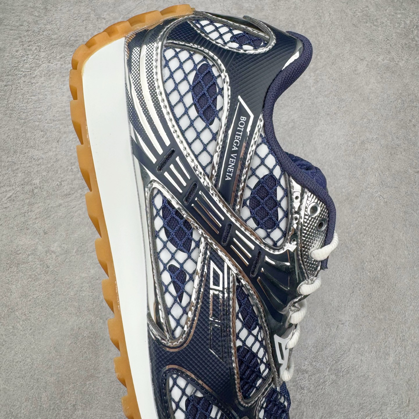 图片[6]-＃纯原 BOTTEGA VENETA Orbit Runner BV葆蝶家时尚休闲王一博同款老爹鞋运动鞋 原版开发 一比一打造 相似度百分之99以上 市场一梯队级别品质 区别市场任何标文顶级品质版本 采用轻质科技网布面料 搭配几何图案设计橡胶外底 王炸系列 高版本 认准套包工艺 实际增高很多哦 还是一样显腿细非常nice 耐玩耐造 对标对版 套包鞋工艺 认准高版本 大底选用拼色TPU大底 配置原版包装 尺码：35 36 37 38 39 40 41 42 43 44 45-选品中心