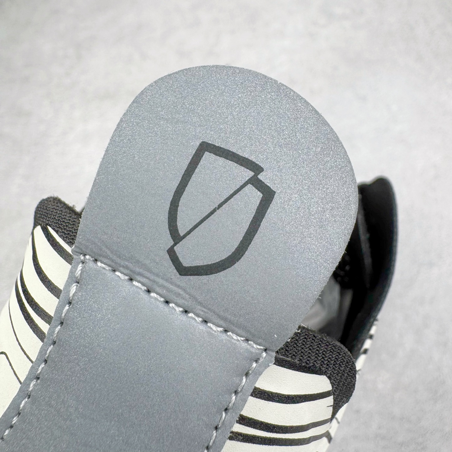 图片[17]-＃纯原 NORDA 001 G+ 轻便户外运动舒适防滑耐磨低帮跑步鞋 Norda是一个来自加拿大的品牌，由两位越野跑者Nicholas Martire 和Willamina Martire夫妇联合其他两位合作者创立，旨在打造全球最佳的越野跑鞋。在品牌正式成立之前，他们邀请了运动员、艺术家和材料专家，共同讨论如何塑造这个全新的品牌。最终，Norda品牌在2020年正式成立，但他们的第一双鞋子Norda001直到2022年1月才发布。在品牌成立的三年里，Norda总共只推出了两款跑鞋，但在配色和其他品牌的合作上却频频发力。包括Zegna、Ciele和Satisfy等跑步圈里的当红品牌，都进行了联名。Zegna更是在今年年初收购了一部分Norda的股份，并宣称将会在未来投入更多资金支持品牌的发展。尺码：36 36.5 37.5 38 38.5 39 40 40.5 41 42 42.5 43 44 44.5 45 46-选品中心