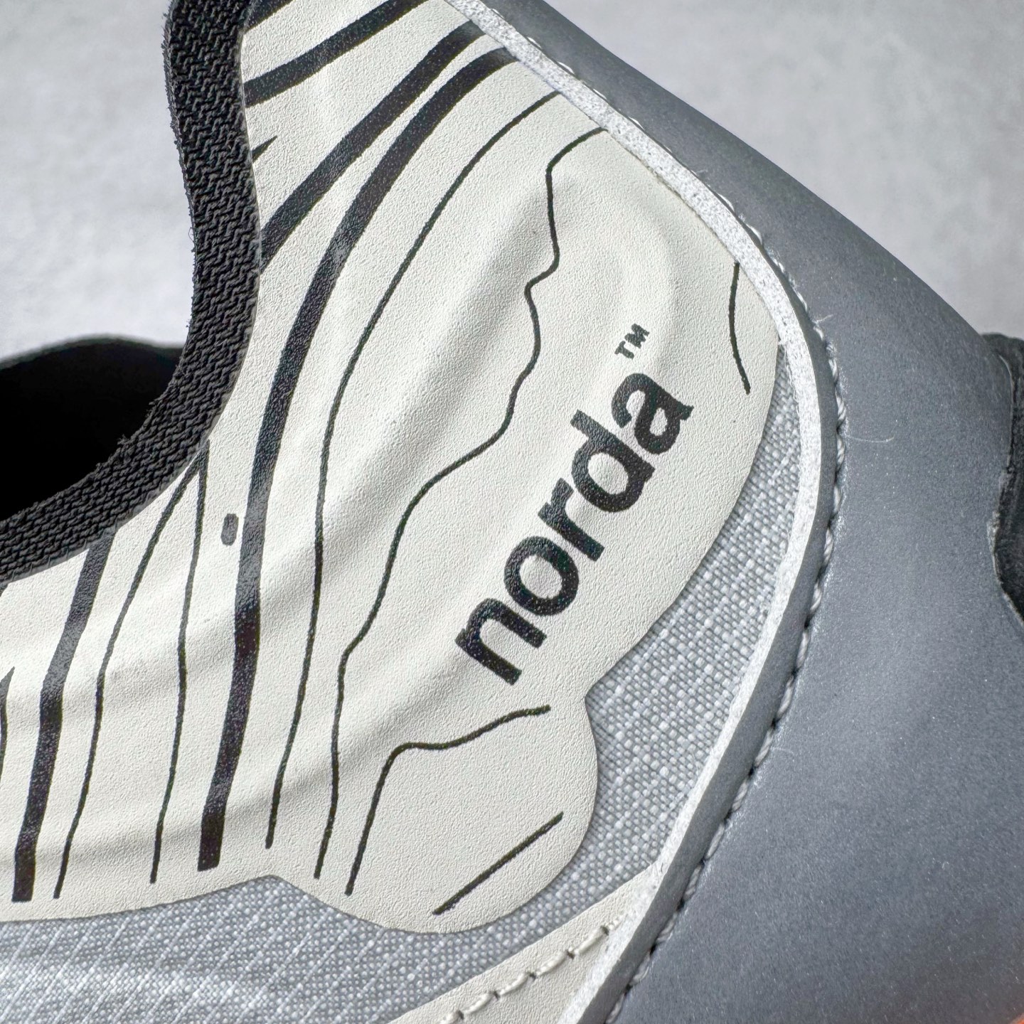 图片[13]-＃纯原 NORDA 001 G+ 轻便户外运动舒适防滑耐磨低帮跑步鞋 Norda是一个来自加拿大的品牌，由两位越野跑者Nicholas Martire 和Willamina Martire夫妇联合其他两位合作者创立，旨在打造全球最佳的越野跑鞋。在品牌正式成立之前，他们邀请了运动员、艺术家和材料专家，共同讨论如何塑造这个全新的品牌。最终，Norda品牌在2020年正式成立，但他们的第一双鞋子Norda001直到2022年1月才发布。在品牌成立的三年里，Norda总共只推出了两款跑鞋，但在配色和其他品牌的合作上却频频发力。包括Zegna、Ciele和Satisfy等跑步圈里的当红品牌，都进行了联名。Zegna更是在今年年初收购了一部分Norda的股份，并宣称将会在未来投入更多资金支持品牌的发展。尺码：36 36.5 37.5 38 38.5 39 40 40.5 41 42 42.5 43 44 44.5 45 46-选品中心