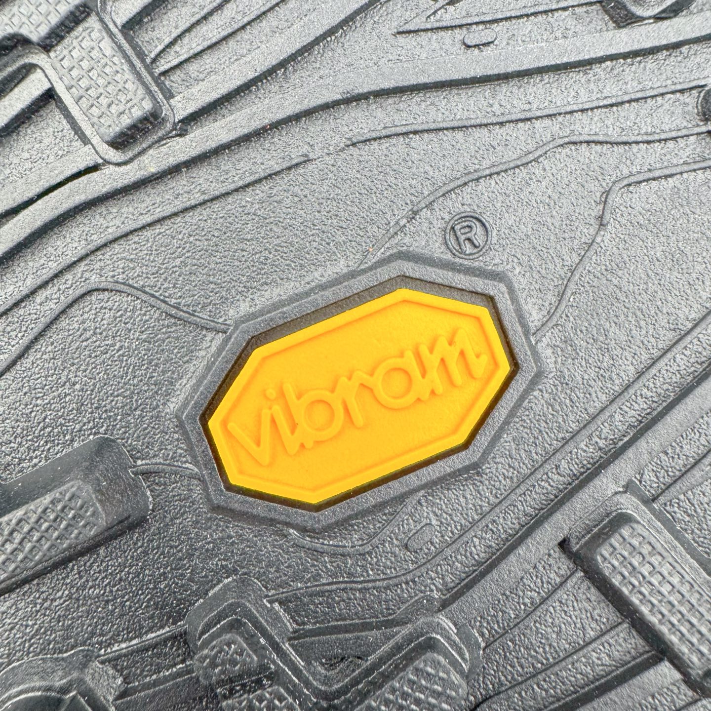 图片[21]-＃纯原 NORDA 001 G+ 轻便户外运动舒适防滑耐磨低帮跑步鞋 Norda是一个来自加拿大的品牌，由两位越野跑者Nicholas Martire 和Willamina Martire夫妇联合其他两位合作者创立，旨在打造全球最佳的越野跑鞋。在品牌正式成立之前，他们邀请了运动员、艺术家和材料专家，共同讨论如何塑造这个全新的品牌。最终，Norda品牌在2020年正式成立，但他们的第一双鞋子Norda001直到2022年1月才发布。在品牌成立的三年里，Norda总共只推出了两款跑鞋，但在配色和其他品牌的合作上却频频发力。包括Zegna、Ciele和Satisfy等跑步圈里的当红品牌，都进行了联名。Zegna更是在今年年初收购了一部分Norda的股份，并宣称将会在未来投入更多资金支持品牌的发展。尺码：36 36.5 37.5 38 38.5 39 40 40.5 41 42 42.5 43 44 44.5 45 46-选品中心