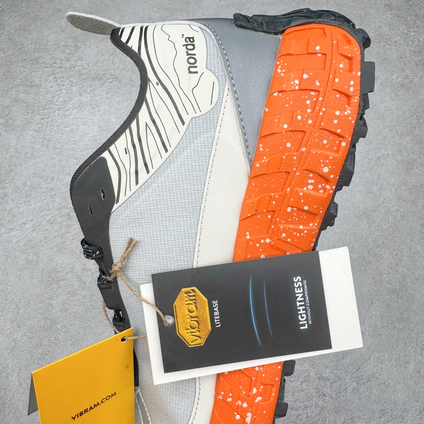 图片[7]-＃纯原 NORDA 001 G+ 轻便户外运动舒适防滑耐磨低帮跑步鞋 Norda是一个来自加拿大的品牌，由两位越野跑者Nicholas Martire 和Willamina Martire夫妇联合其他两位合作者创立，旨在打造全球最佳的越野跑鞋。在品牌正式成立之前，他们邀请了运动员、艺术家和材料专家，共同讨论如何塑造这个全新的品牌。最终，Norda品牌在2020年正式成立，但他们的第一双鞋子Norda001直到2022年1月才发布。在品牌成立的三年里，Norda总共只推出了两款跑鞋，但在配色和其他品牌的合作上却频频发力。包括Zegna、Ciele和Satisfy等跑步圈里的当红品牌，都进行了联名。Zegna更是在今年年初收购了一部分Norda的股份，并宣称将会在未来投入更多资金支持品牌的发展。尺码：36 36.5 37.5 38 38.5 39 40 40.5 41 42 42.5 43 44 44.5 45 46-选品中心