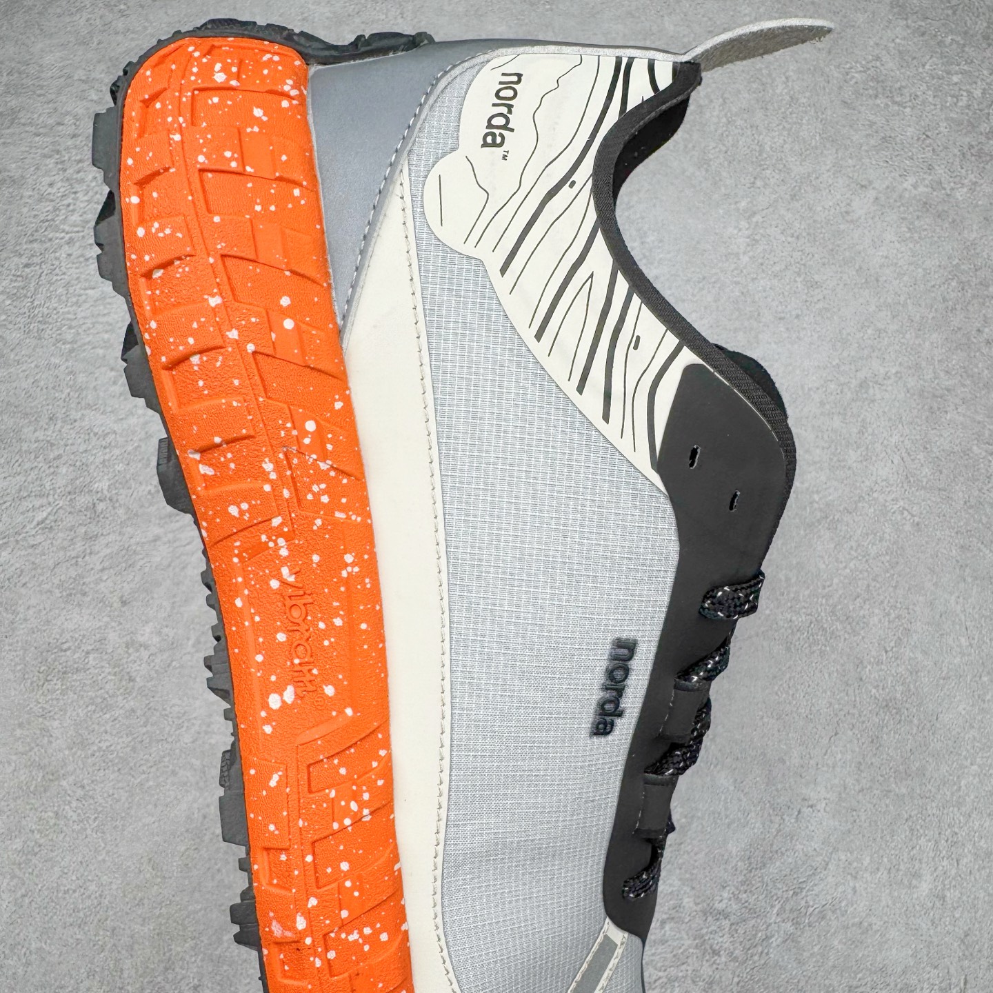 图片[6]-＃纯原 NORDA 001 G+ 轻便户外运动舒适防滑耐磨低帮跑步鞋 Norda是一个来自加拿大的品牌，由两位越野跑者Nicholas Martire 和Willamina Martire夫妇联合其他两位合作者创立，旨在打造全球最佳的越野跑鞋。在品牌正式成立之前，他们邀请了运动员、艺术家和材料专家，共同讨论如何塑造这个全新的品牌。最终，Norda品牌在2020年正式成立，但他们的第一双鞋子Norda001直到2022年1月才发布。在品牌成立的三年里，Norda总共只推出了两款跑鞋，但在配色和其他品牌的合作上却频频发力。包括Zegna、Ciele和Satisfy等跑步圈里的当红品牌，都进行了联名。Zegna更是在今年年初收购了一部分Norda的股份，并宣称将会在未来投入更多资金支持品牌的发展。尺码：36 36.5 37.5 38 38.5 39 40 40.5 41 42 42.5 43 44 44.5 45 46-选品中心