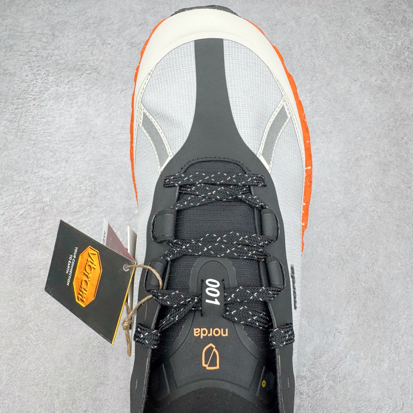 图片[4]-＃纯原 NORDA 001 G+ 轻便户外运动舒适防滑耐磨低帮跑步鞋 Norda是一个来自加拿大的品牌，由两位越野跑者Nicholas Martire 和Willamina Martire夫妇联合其他两位合作者创立，旨在打造全球最佳的越野跑鞋。在品牌正式成立之前，他们邀请了运动员、艺术家和材料专家，共同讨论如何塑造这个全新的品牌。最终，Norda品牌在2020年正式成立，但他们的第一双鞋子Norda001直到2022年1月才发布。在品牌成立的三年里，Norda总共只推出了两款跑鞋，但在配色和其他品牌的合作上却频频发力。包括Zegna、Ciele和Satisfy等跑步圈里的当红品牌，都进行了联名。Zegna更是在今年年初收购了一部分Norda的股份，并宣称将会在未来投入更多资金支持品牌的发展。尺码：36 36.5 37.5 38 38.5 39 40 40.5 41 42 42.5 43 44 44.5 45 46-选品中心