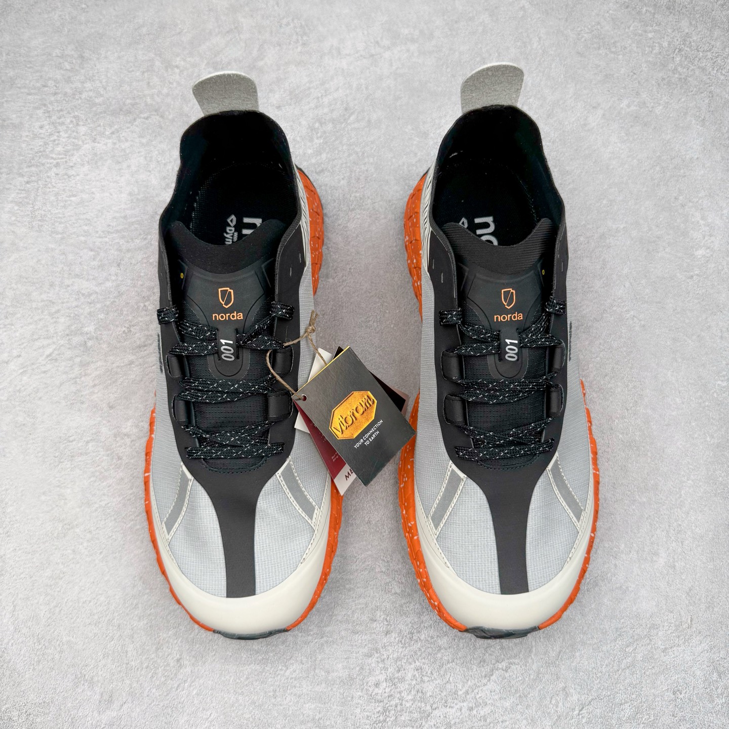 图片[2]-＃纯原 NORDA 001 G+ 轻便户外运动舒适防滑耐磨低帮跑步鞋 Norda是一个来自加拿大的品牌，由两位越野跑者Nicholas Martire 和Willamina Martire夫妇联合其他两位合作者创立，旨在打造全球最佳的越野跑鞋。在品牌正式成立之前，他们邀请了运动员、艺术家和材料专家，共同讨论如何塑造这个全新的品牌。最终，Norda品牌在2020年正式成立，但他们的第一双鞋子Norda001直到2022年1月才发布。在品牌成立的三年里，Norda总共只推出了两款跑鞋，但在配色和其他品牌的合作上却频频发力。包括Zegna、Ciele和Satisfy等跑步圈里的当红品牌，都进行了联名。Zegna更是在今年年初收购了一部分Norda的股份，并宣称将会在未来投入更多资金支持品牌的发展。尺码：36 36.5 37.5 38 38.5 39 40 40.5 41 42 42.5 43 44 44.5 45 46-选品中心