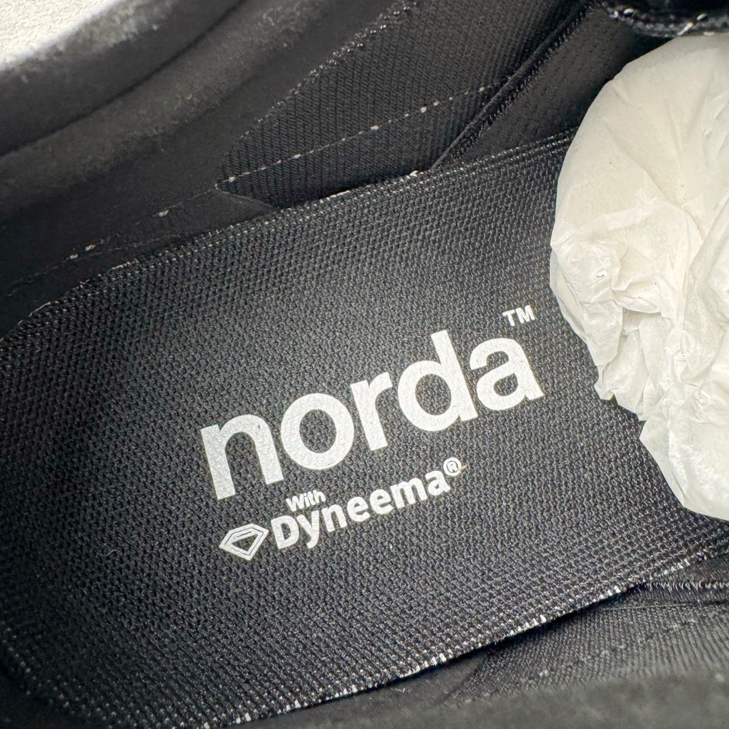 图片[12]-＃纯原 NORDA 001 G+ 轻便户外运动舒适防滑耐磨低帮跑步鞋 Norda是一个来自加拿大的品牌，由两位越野跑者Nicholas Martire 和Willamina Martire夫妇联合其他两位合作者创立，旨在打造全球最佳的越野跑鞋。在品牌正式成立之前，他们邀请了运动员、艺术家和材料专家，共同讨论如何塑造这个全新的品牌。最终，Norda品牌在2020年正式成立，但他们的第一双鞋子Norda001直到2022年1月才发布。在品牌成立的三年里，Norda总共只推出了两款跑鞋，但在配色和其他品牌的合作上却频频发力。包括Zegna、Ciele和Satisfy等跑步圈里的当红品牌，都进行了联名。Zegna更是在今年年初收购了一部分Norda的股份，并宣称将会在未来投入更多资金支持品牌的发展。尺码：36 36.5 37.5 38 38.5 39 40 40.5 41 42 42.5 43 44 44.5 45 46-选品中心