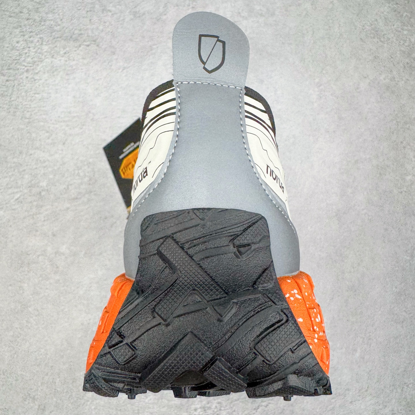 图片[8]-＃纯原 NORDA 001 G+ 轻便户外运动舒适防滑耐磨低帮跑步鞋 Norda是一个来自加拿大的品牌，由两位越野跑者Nicholas Martire 和Willamina Martire夫妇联合其他两位合作者创立，旨在打造全球最佳的越野跑鞋。在品牌正式成立之前，他们邀请了运动员、艺术家和材料专家，共同讨论如何塑造这个全新的品牌。最终，Norda品牌在2020年正式成立，但他们的第一双鞋子Norda001直到2022年1月才发布。在品牌成立的三年里，Norda总共只推出了两款跑鞋，但在配色和其他品牌的合作上却频频发力。包括Zegna、Ciele和Satisfy等跑步圈里的当红品牌，都进行了联名。Zegna更是在今年年初收购了一部分Norda的股份，并宣称将会在未来投入更多资金支持品牌的发展。尺码：36 36.5 37.5 38 38.5 39 40 40.5 41 42 42.5 43 44 44.5 45 46-选品中心