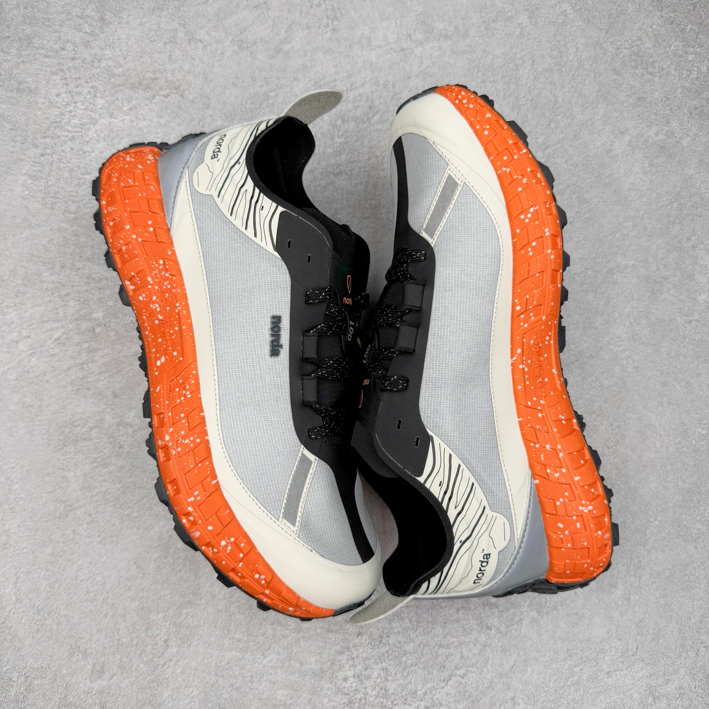 图片[3]-＃纯原 NORDA 001 G+ 轻便户外运动舒适防滑耐磨低帮跑步鞋 Norda是一个来自加拿大的品牌，由两位越野跑者Nicholas Martire 和Willamina Martire夫妇联合其他两位合作者创立，旨在打造全球最佳的越野跑鞋。在品牌正式成立之前，他们邀请了运动员、艺术家和材料专家，共同讨论如何塑造这个全新的品牌。最终，Norda品牌在2020年正式成立，但他们的第一双鞋子Norda001直到2022年1月才发布。在品牌成立的三年里，Norda总共只推出了两款跑鞋，但在配色和其他品牌的合作上却频频发力。包括Zegna、Ciele和Satisfy等跑步圈里的当红品牌，都进行了联名。Zegna更是在今年年初收购了一部分Norda的股份，并宣称将会在未来投入更多资金支持品牌的发展。尺码：36 36.5 37.5 38 38.5 39 40 40.5 41 42 42.5 43 44 44.5 45 46-选品中心