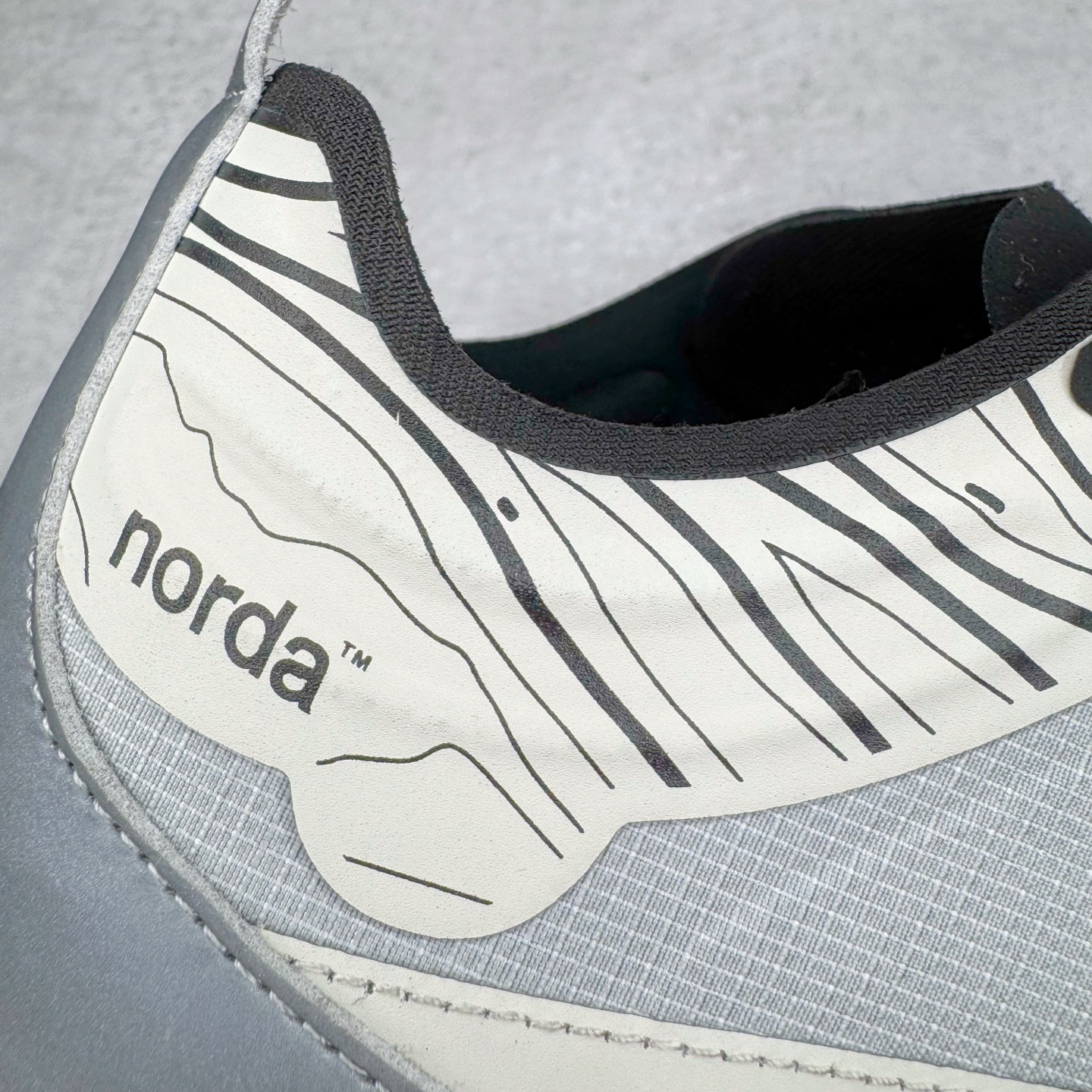 图片[18]-＃纯原 NORDA 001 G+ 轻便户外运动舒适防滑耐磨低帮跑步鞋 Norda是一个来自加拿大的品牌，由两位越野跑者Nicholas Martire 和Willamina Martire夫妇联合其他两位合作者创立，旨在打造全球最佳的越野跑鞋。在品牌正式成立之前，他们邀请了运动员、艺术家和材料专家，共同讨论如何塑造这个全新的品牌。最终，Norda品牌在2020年正式成立，但他们的第一双鞋子Norda001直到2022年1月才发布。在品牌成立的三年里，Norda总共只推出了两款跑鞋，但在配色和其他品牌的合作上却频频发力。包括Zegna、Ciele和Satisfy等跑步圈里的当红品牌，都进行了联名。Zegna更是在今年年初收购了一部分Norda的股份，并宣称将会在未来投入更多资金支持品牌的发展。尺码：36 36.5 37.5 38 38.5 39 40 40.5 41 42 42.5 43 44 44.5 45 46-选品中心