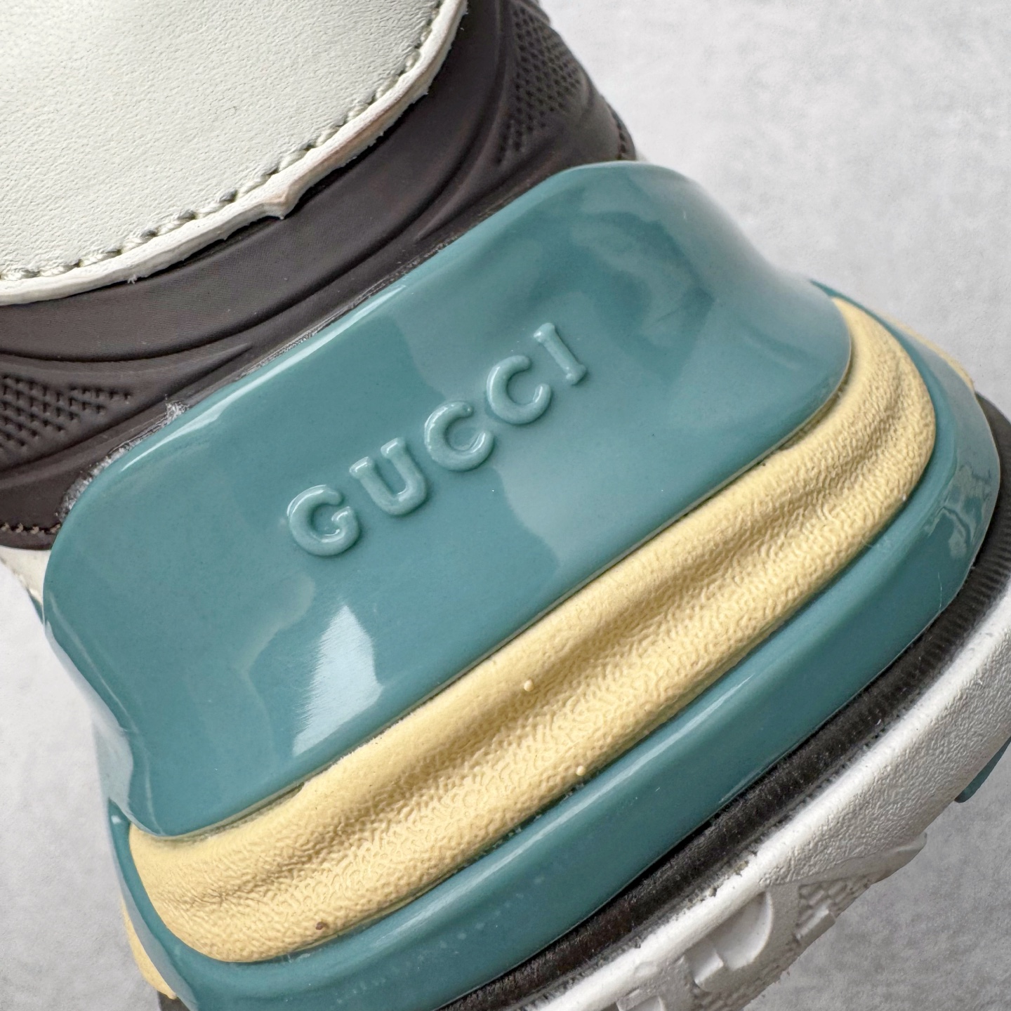 图片[13]-＃纯原 GUCCI 古驰皮革圆头抽绳低帮生活休闲鞋 Gucci（古驰）是源于意大利的时装奢饰品牌，是全球奢侈品品牌之一。由古驰奥•古驰在1921年于意大利佛罗伦萨创办。古驰的严品包括时装、皮具、皮鞋、手表、领带、丝巾、香水、家居用品及宠物用品等，借由其独特的创意和革新，以及精湛的意大利工艺闻名于世。GUCCl品牌时装一向以高档、豪华、性感而闻名于世，以“身份与财富之象征”品牌形象成为富有上流社会的消费宠儿。古驰—-永恒而经典并深受明星们的青睐，品牌灵感源自演员，公主和名媛等杰出女性。实拍调校N版已经零色差零失真 百分百还原实物色彩所见即所得 不存在货不对板色差等低级问题 选购参考实物拍摄 不混卖不参货 只用心做好货严格选品 承诺混一赔十 尺码：36 37 38 39 40 41 42 43 44 45-选品中心