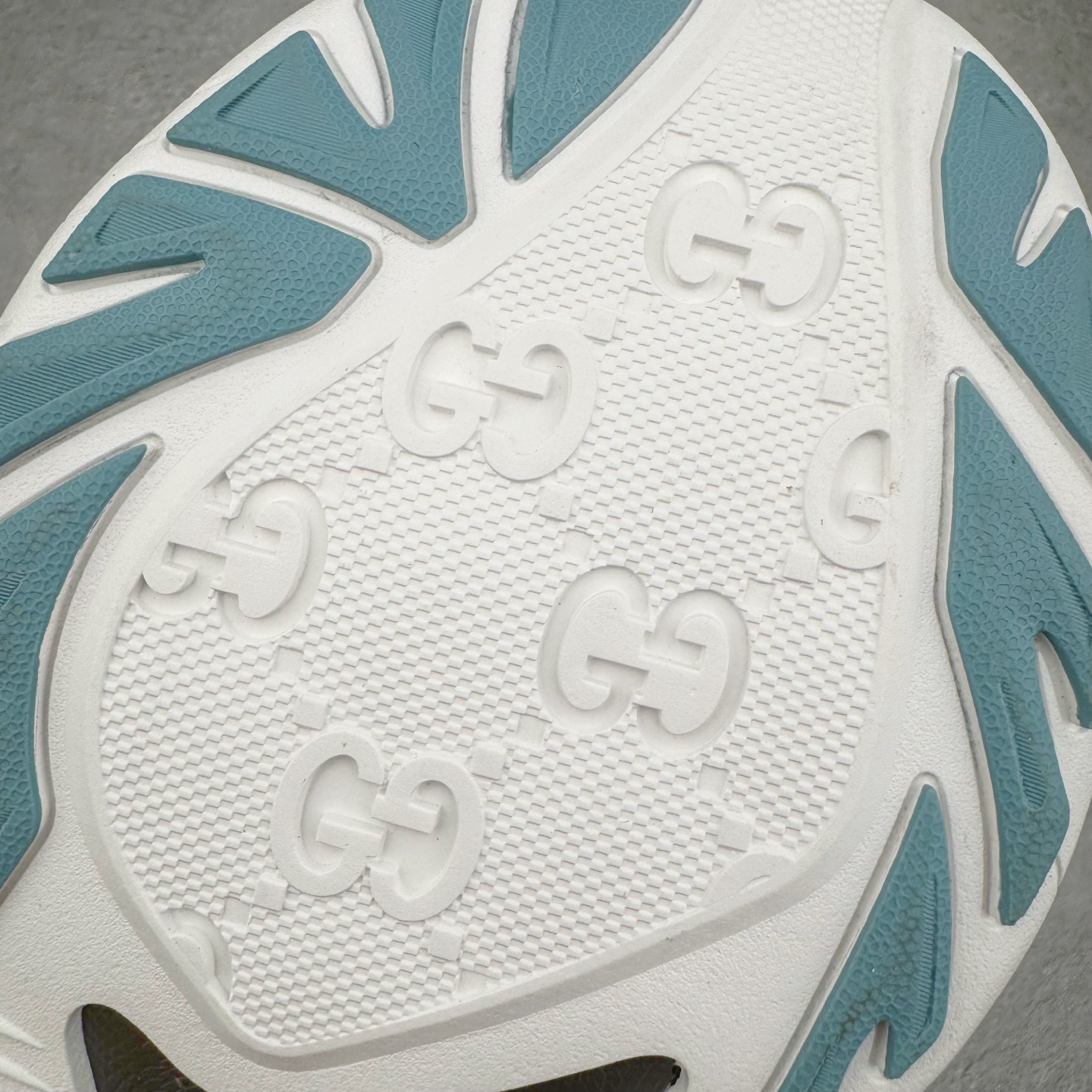 图片[21]-＃纯原 GUCCI 古驰皮革圆头抽绳低帮生活休闲鞋 Gucci（古驰）是源于意大利的时装奢饰品牌，是全球奢侈品品牌之一。由古驰奥•古驰在1921年于意大利佛罗伦萨创办。古驰的严品包括时装、皮具、皮鞋、手表、领带、丝巾、香水、家居用品及宠物用品等，借由其独特的创意和革新，以及精湛的意大利工艺闻名于世。GUCCl品牌时装一向以高档、豪华、性感而闻名于世，以“身份与财富之象征”品牌形象成为富有上流社会的消费宠儿。古驰—-永恒而经典并深受明星们的青睐，品牌灵感源自演员，公主和名媛等杰出女性。实拍调校N版已经零色差零失真 百分百还原实物色彩所见即所得 不存在货不对板色差等低级问题 选购参考实物拍摄 不混卖不参货 只用心做好货严格选品 承诺混一赔十 尺码：36 37 38 39 40 41 42 43 44 45-选品中心