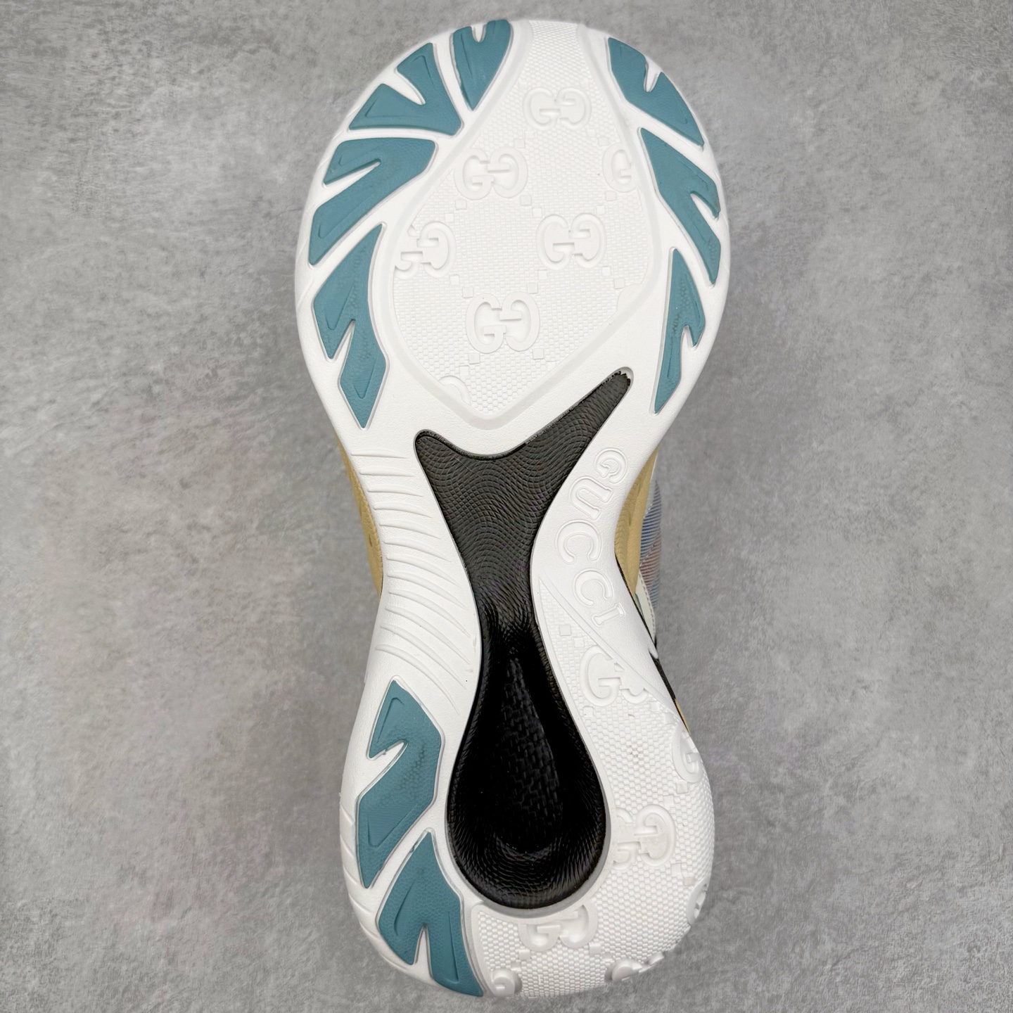 图片[9]-＃纯原 GUCCI 古驰皮革圆头抽绳低帮生活休闲鞋 Gucci（古驰）是源于意大利的时装奢饰品牌，是全球奢侈品品牌之一。由古驰奥•古驰在1921年于意大利佛罗伦萨创办。古驰的严品包括时装、皮具、皮鞋、手表、领带、丝巾、香水、家居用品及宠物用品等，借由其独特的创意和革新，以及精湛的意大利工艺闻名于世。GUCCl品牌时装一向以高档、豪华、性感而闻名于世，以“身份与财富之象征”品牌形象成为富有上流社会的消费宠儿。古驰—-永恒而经典并深受明星们的青睐，品牌灵感源自演员，公主和名媛等杰出女性。实拍调校N版已经零色差零失真 百分百还原实物色彩所见即所得 不存在货不对板色差等低级问题 选购参考实物拍摄 不混卖不参货 只用心做好货严格选品 承诺混一赔十 尺码：36 37 38 39 40 41 42 43 44 45-选品中心