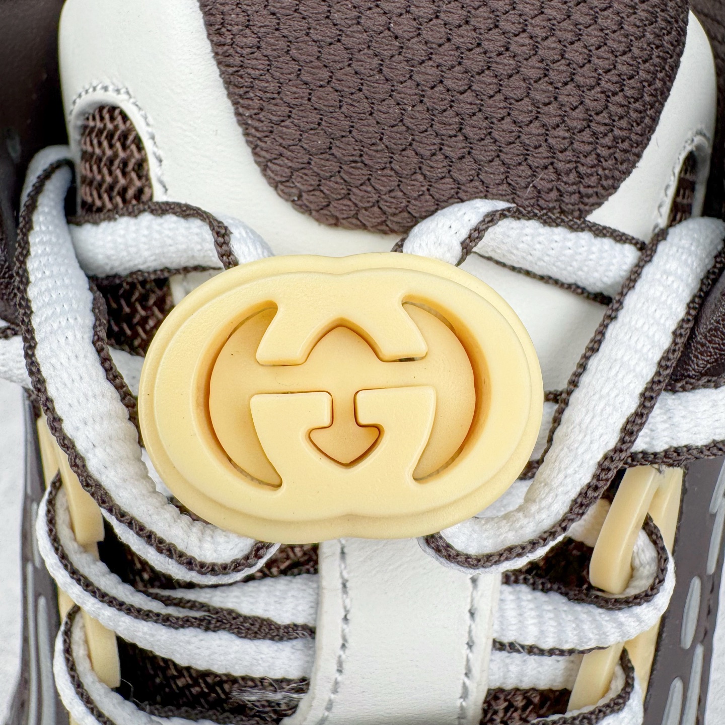 图片[15]-＃纯原 GUCCI 古驰皮革圆头抽绳低帮生活休闲鞋 Gucci（古驰）是源于意大利的时装奢饰品牌，是全球奢侈品品牌之一。由古驰奥•古驰在1921年于意大利佛罗伦萨创办。古驰的严品包括时装、皮具、皮鞋、手表、领带、丝巾、香水、家居用品及宠物用品等，借由其独特的创意和革新，以及精湛的意大利工艺闻名于世。GUCCl品牌时装一向以高档、豪华、性感而闻名于世，以“身份与财富之象征”品牌形象成为富有上流社会的消费宠儿。古驰—-永恒而经典并深受明星们的青睐，品牌灵感源自演员，公主和名媛等杰出女性。实拍调校N版已经零色差零失真 百分百还原实物色彩所见即所得 不存在货不对板色差等低级问题 选购参考实物拍摄 不混卖不参货 只用心做好货严格选品 承诺混一赔十 尺码：36 37 38 39 40 41 42 43 44 45-选品中心