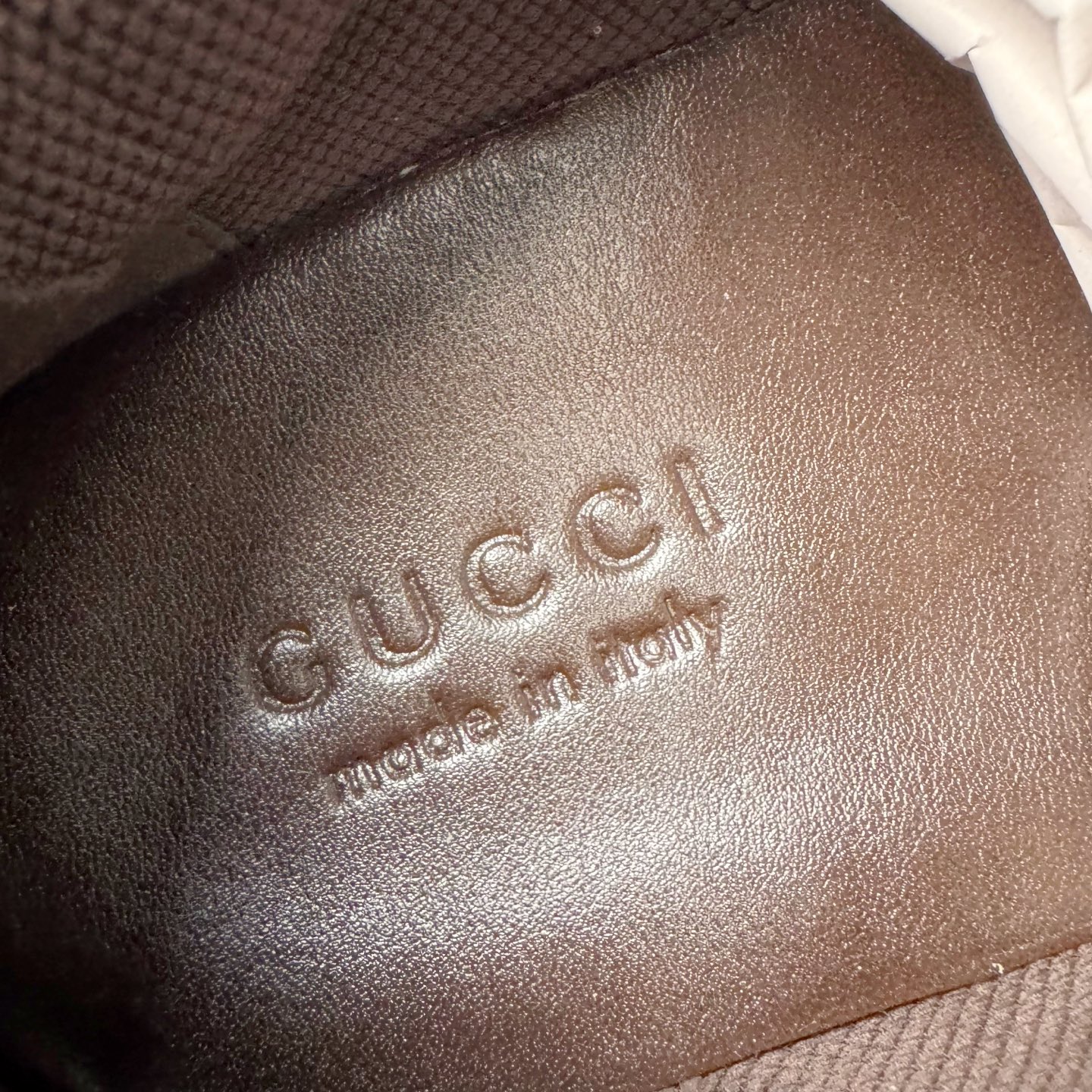 图片[11]-＃纯原 GUCCI 古驰皮革圆头抽绳低帮生活休闲鞋 Gucci（古驰）是源于意大利的时装奢饰品牌，是全球奢侈品品牌之一。由古驰奥•古驰在1921年于意大利佛罗伦萨创办。古驰的严品包括时装、皮具、皮鞋、手表、领带、丝巾、香水、家居用品及宠物用品等，借由其独特的创意和革新，以及精湛的意大利工艺闻名于世。GUCCl品牌时装一向以高档、豪华、性感而闻名于世，以“身份与财富之象征”品牌形象成为富有上流社会的消费宠儿。古驰—-永恒而经典并深受明星们的青睐，品牌灵感源自演员，公主和名媛等杰出女性。实拍调校N版已经零色差零失真 百分百还原实物色彩所见即所得 不存在货不对板色差等低级问题 选购参考实物拍摄 不混卖不参货 只用心做好货严格选品 承诺混一赔十 尺码：36 37 38 39 40 41 42 43 44 45-选品中心