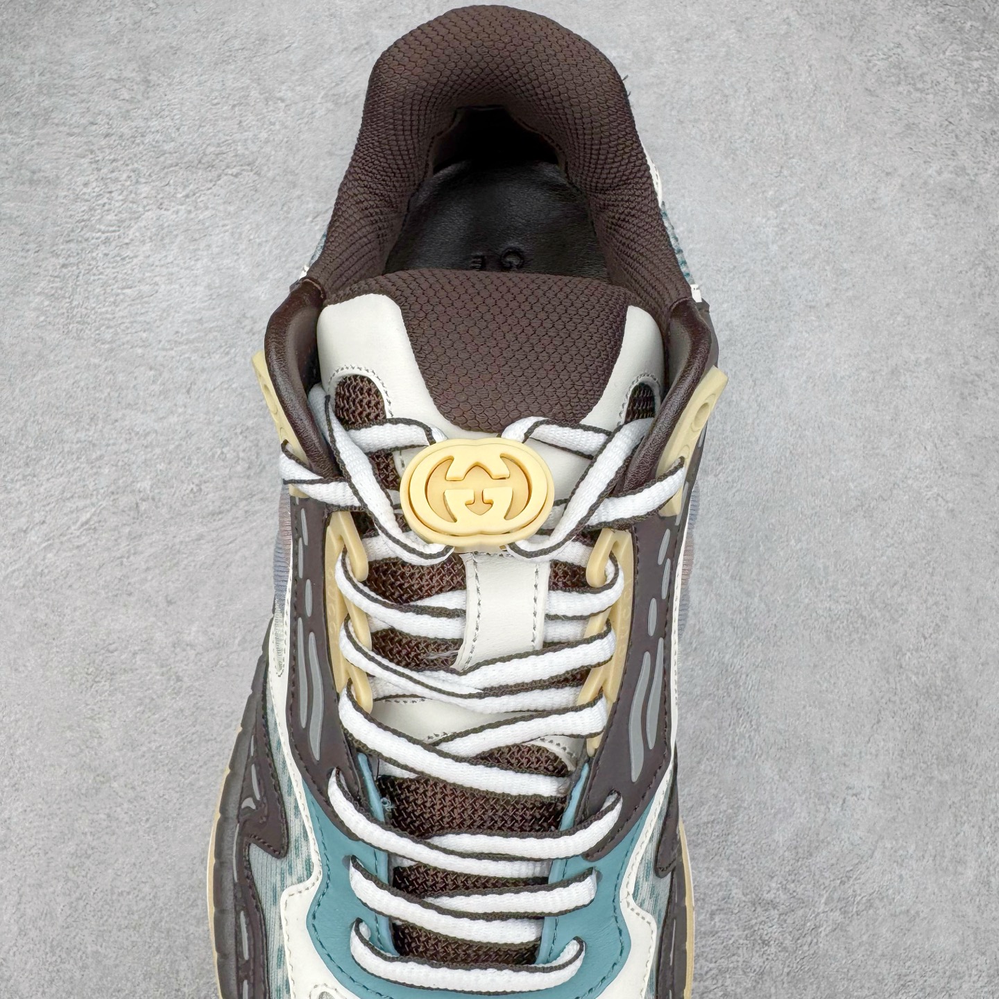 图片[5]-＃纯原 GUCCI 古驰皮革圆头抽绳低帮生活休闲鞋 Gucci（古驰）是源于意大利的时装奢饰品牌，是全球奢侈品品牌之一。由古驰奥•古驰在1921年于意大利佛罗伦萨创办。古驰的严品包括时装、皮具、皮鞋、手表、领带、丝巾、香水、家居用品及宠物用品等，借由其独特的创意和革新，以及精湛的意大利工艺闻名于世。GUCCl品牌时装一向以高档、豪华、性感而闻名于世，以“身份与财富之象征”品牌形象成为富有上流社会的消费宠儿。古驰—-永恒而经典并深受明星们的青睐，品牌灵感源自演员，公主和名媛等杰出女性。实拍调校N版已经零色差零失真 百分百还原实物色彩所见即所得 不存在货不对板色差等低级问题 选购参考实物拍摄 不混卖不参货 只用心做好货严格选品 承诺混一赔十 尺码：36 37 38 39 40 41 42 43 44 45-选品中心