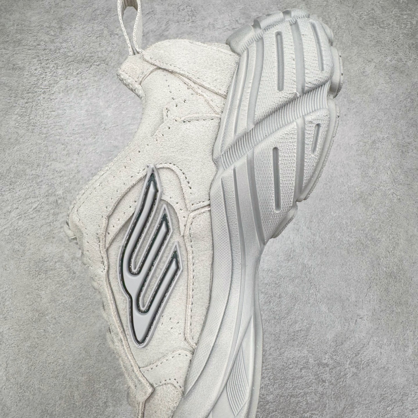 图片[7]-＃VG零售版 Balenciaga Monday 巴黎世家圆头厚底低帮老爹鞋 全套原纸板楦头开发 最原汁原味的灵魂版型 全鞋荧光划线卡点 胶水把控整洁度追求极致完美 每一双都是工艺品 多重QC质检 超越公司货的品控标准 实实在在的免检产品 原盒原配 正确字体电绣 粗细、位置、大小正确 侧边TPU 透气孔匹配意产原版 正确分离大底 TPU软底 原版一致大底LOGO 立体感十足 原厂皮料水洗做旧 采购原厂网纱 偏大一码 尺码：35 36 37 38 39 40 41 42 43 44 45 46-选品中心