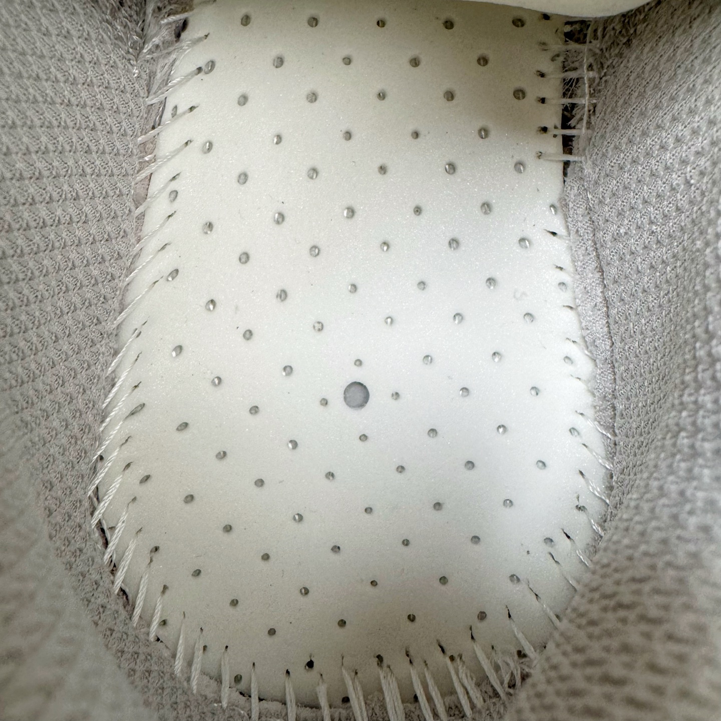 图片[10]-＃VG零售版 Balenciaga Monday 巴黎世家圆头厚底低帮老爹鞋 全套原纸板楦头开发 最原汁原味的灵魂版型 全鞋荧光划线卡点 胶水把控整洁度追求极致完美 每一双都是工艺品 多重QC质检 超越公司货的品控标准 实实在在的免检产品 原盒原配 正确字体电绣 粗细、位置、大小正确 侧边TPU 透气孔匹配意产原版 正确分离大底 TPU软底 原版一致大底LOGO 立体感十足 原厂皮料水洗做旧 采购原厂网纱 偏大一码 尺码：35 36 37 38 39 40 41 42 43 44 45 46-选品中心