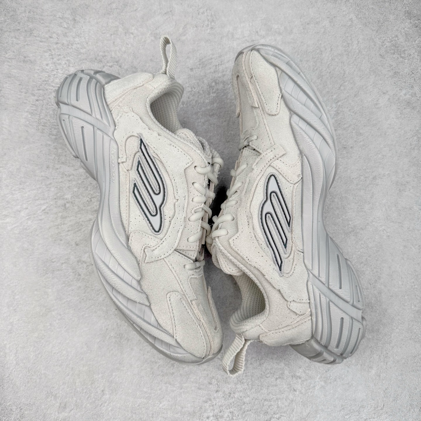 图片[3]-＃VG零售版 Balenciaga Monday 巴黎世家圆头厚底低帮老爹鞋 全套原纸板楦头开发 最原汁原味的灵魂版型 全鞋荧光划线卡点 胶水把控整洁度追求极致完美 每一双都是工艺品 多重QC质检 超越公司货的品控标准 实实在在的免检产品 原盒原配 正确字体电绣 粗细、位置、大小正确 侧边TPU 透气孔匹配意产原版 正确分离大底 TPU软底 原版一致大底LOGO 立体感十足 原厂皮料水洗做旧 采购原厂网纱 偏大一码 尺码：35 36 37 38 39 40 41 42 43 44 45 46-选品中心