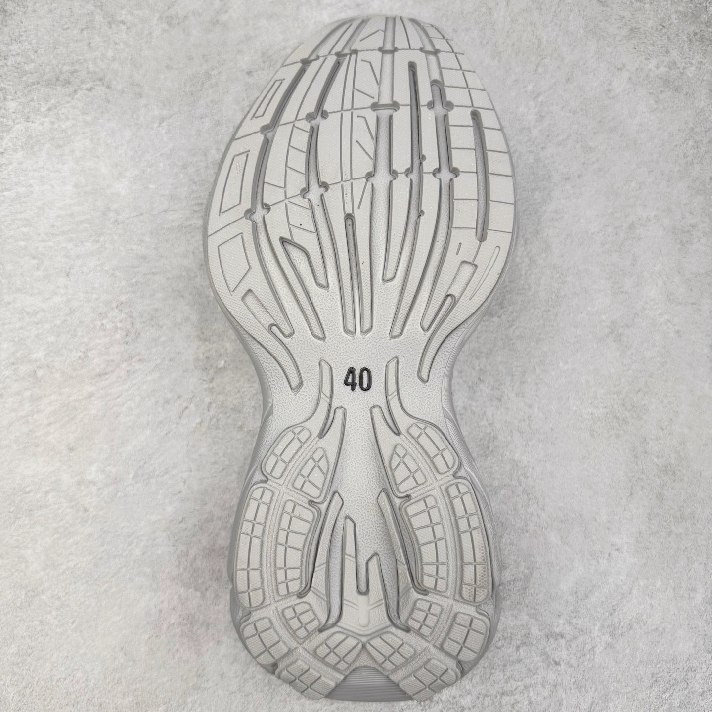 图片[9]-＃VG零售版 Balenciaga Monday 巴黎世家圆头厚底低帮老爹鞋 全套原纸板楦头开发 最原汁原味的灵魂版型 全鞋荧光划线卡点 胶水把控整洁度追求极致完美 每一双都是工艺品 多重QC质检 超越公司货的品控标准 实实在在的免检产品 原盒原配 正确字体电绣 粗细、位置、大小正确 侧边TPU 透气孔匹配意产原版 正确分离大底 TPU软底 原版一致大底LOGO 立体感十足 原厂皮料水洗做旧 采购原厂网纱 偏大一码 尺码：35 36 37 38 39 40 41 42 43 44 45 46-选品中心