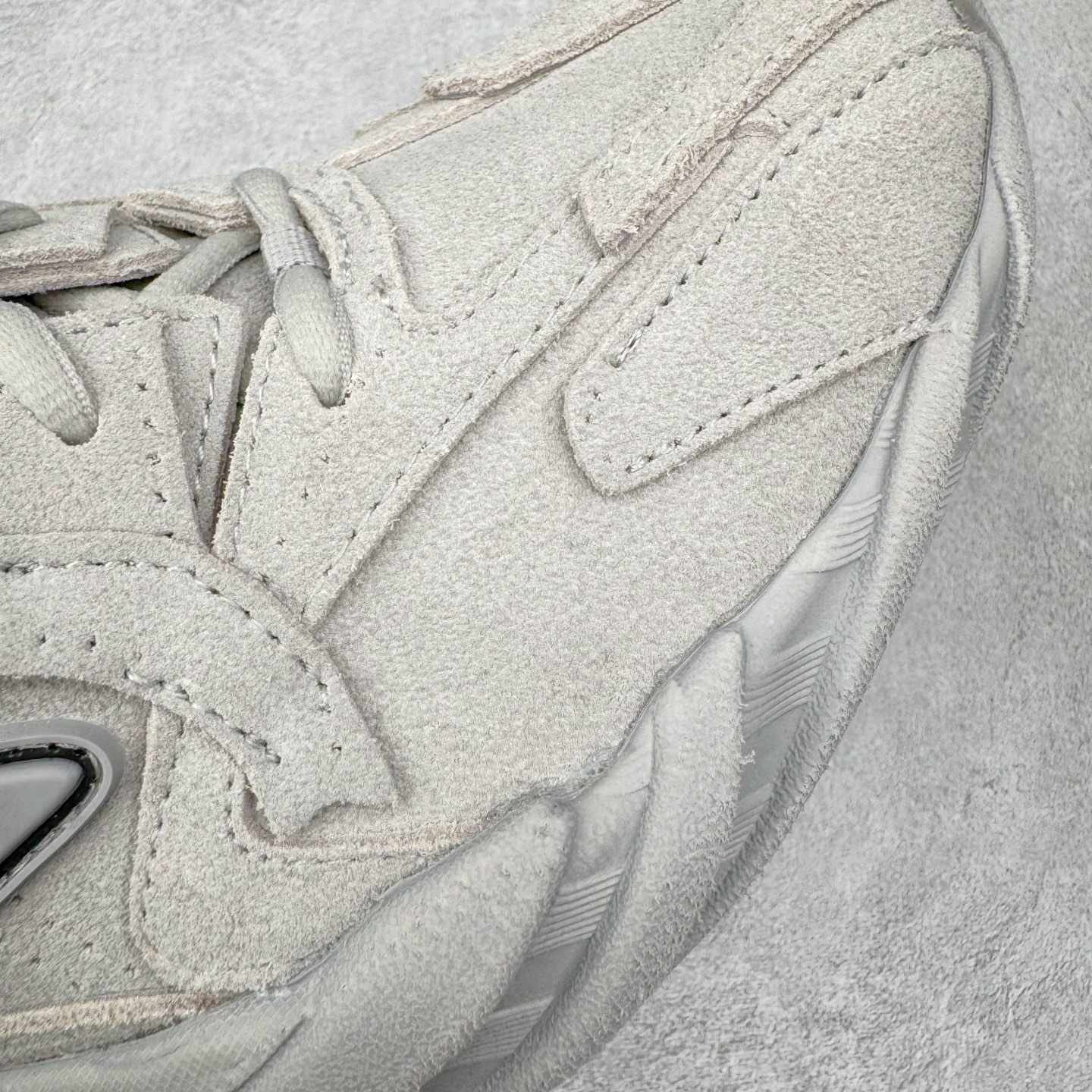 图片[17]-＃VG零售版 Balenciaga Monday 巴黎世家圆头厚底低帮老爹鞋 全套原纸板楦头开发 最原汁原味的灵魂版型 全鞋荧光划线卡点 胶水把控整洁度追求极致完美 每一双都是工艺品 多重QC质检 超越公司货的品控标准 实实在在的免检产品 原盒原配 正确字体电绣 粗细、位置、大小正确 侧边TPU 透气孔匹配意产原版 正确分离大底 TPU软底 原版一致大底LOGO 立体感十足 原厂皮料水洗做旧 采购原厂网纱 偏大一码 尺码：35 36 37 38 39 40 41 42 43 44 45 46-选品中心