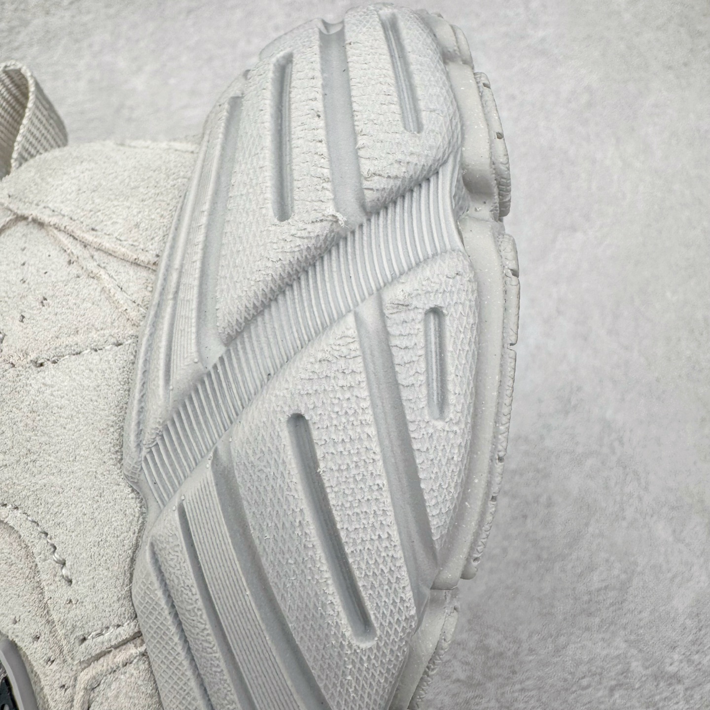 图片[14]-＃VG零售版 Balenciaga Monday 巴黎世家圆头厚底低帮老爹鞋 全套原纸板楦头开发 最原汁原味的灵魂版型 全鞋荧光划线卡点 胶水把控整洁度追求极致完美 每一双都是工艺品 多重QC质检 超越公司货的品控标准 实实在在的免检产品 原盒原配 正确字体电绣 粗细、位置、大小正确 侧边TPU 透气孔匹配意产原版 正确分离大底 TPU软底 原版一致大底LOGO 立体感十足 原厂皮料水洗做旧 采购原厂网纱 偏大一码 尺码：35 36 37 38 39 40 41 42 43 44 45 46-选品中心