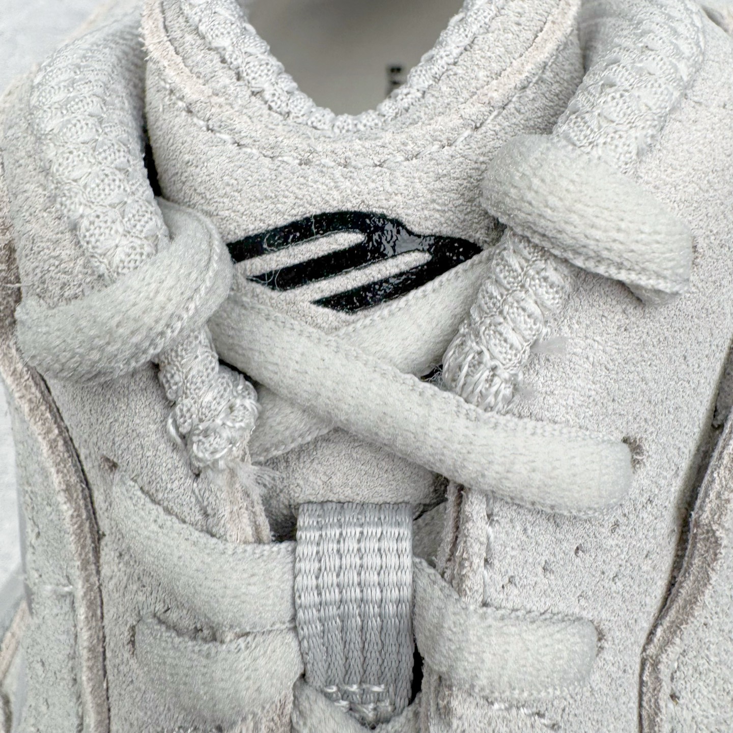 图片[15]-＃VG零售版 Balenciaga Monday 巴黎世家圆头厚底低帮老爹鞋 全套原纸板楦头开发 最原汁原味的灵魂版型 全鞋荧光划线卡点 胶水把控整洁度追求极致完美 每一双都是工艺品 多重QC质检 超越公司货的品控标准 实实在在的免检产品 原盒原配 正确字体电绣 粗细、位置、大小正确 侧边TPU 透气孔匹配意产原版 正确分离大底 TPU软底 原版一致大底LOGO 立体感十足 原厂皮料水洗做旧 采购原厂网纱 偏大一码 尺码：35 36 37 38 39 40 41 42 43 44 45 46-选品中心