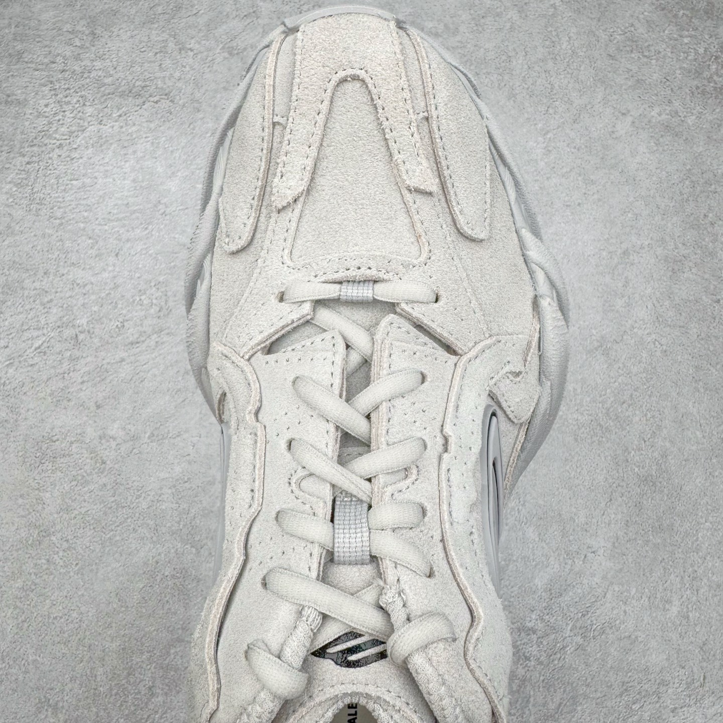 图片[4]-＃VG零售版 Balenciaga Monday 巴黎世家圆头厚底低帮老爹鞋 全套原纸板楦头开发 最原汁原味的灵魂版型 全鞋荧光划线卡点 胶水把控整洁度追求极致完美 每一双都是工艺品 多重QC质检 超越公司货的品控标准 实实在在的免检产品 原盒原配 正确字体电绣 粗细、位置、大小正确 侧边TPU 透气孔匹配意产原版 正确分离大底 TPU软底 原版一致大底LOGO 立体感十足 原厂皮料水洗做旧 采购原厂网纱 偏大一码 尺码：35 36 37 38 39 40 41 42 43 44 45 46-选品中心